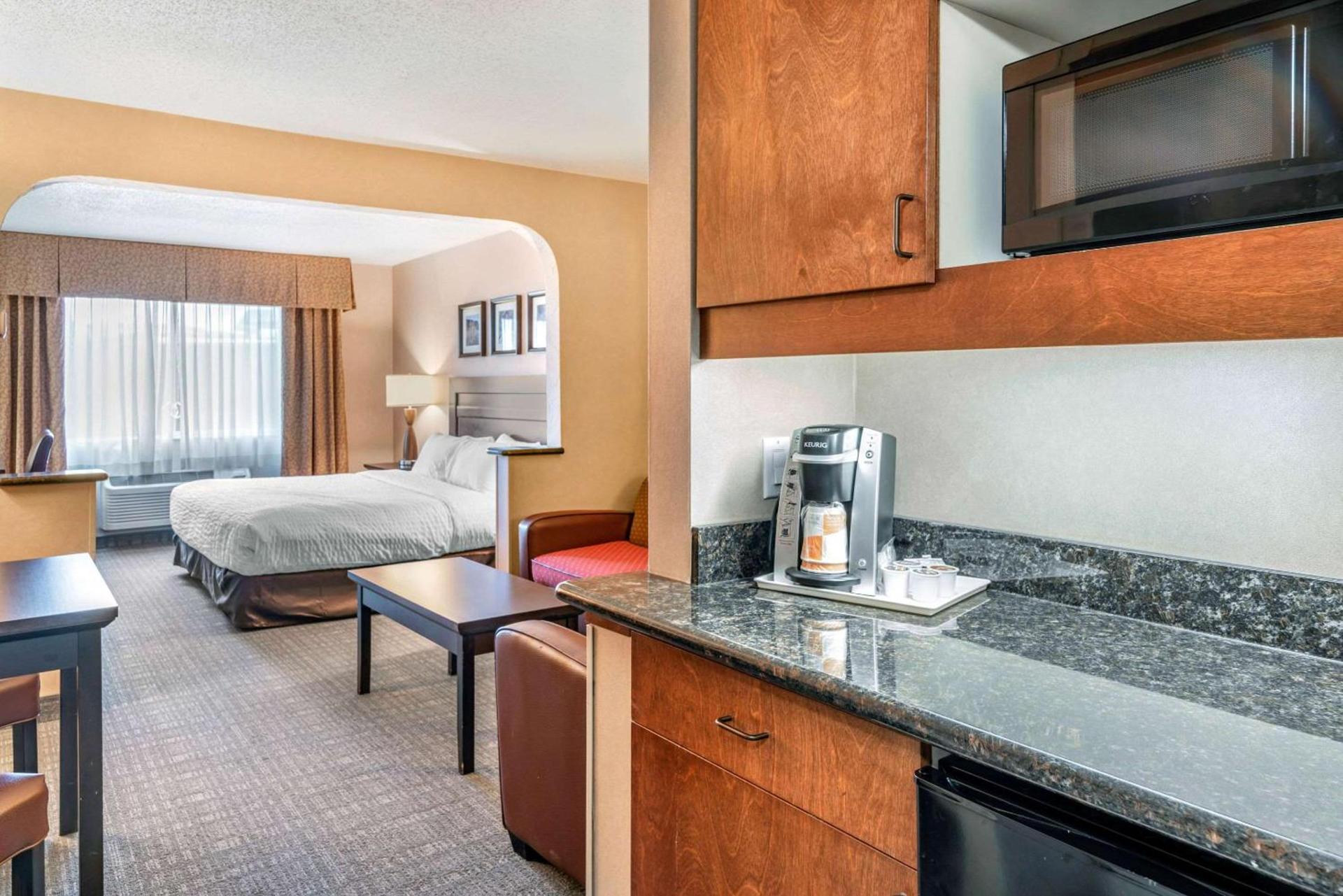 Clarion Pointe Medford photo 16