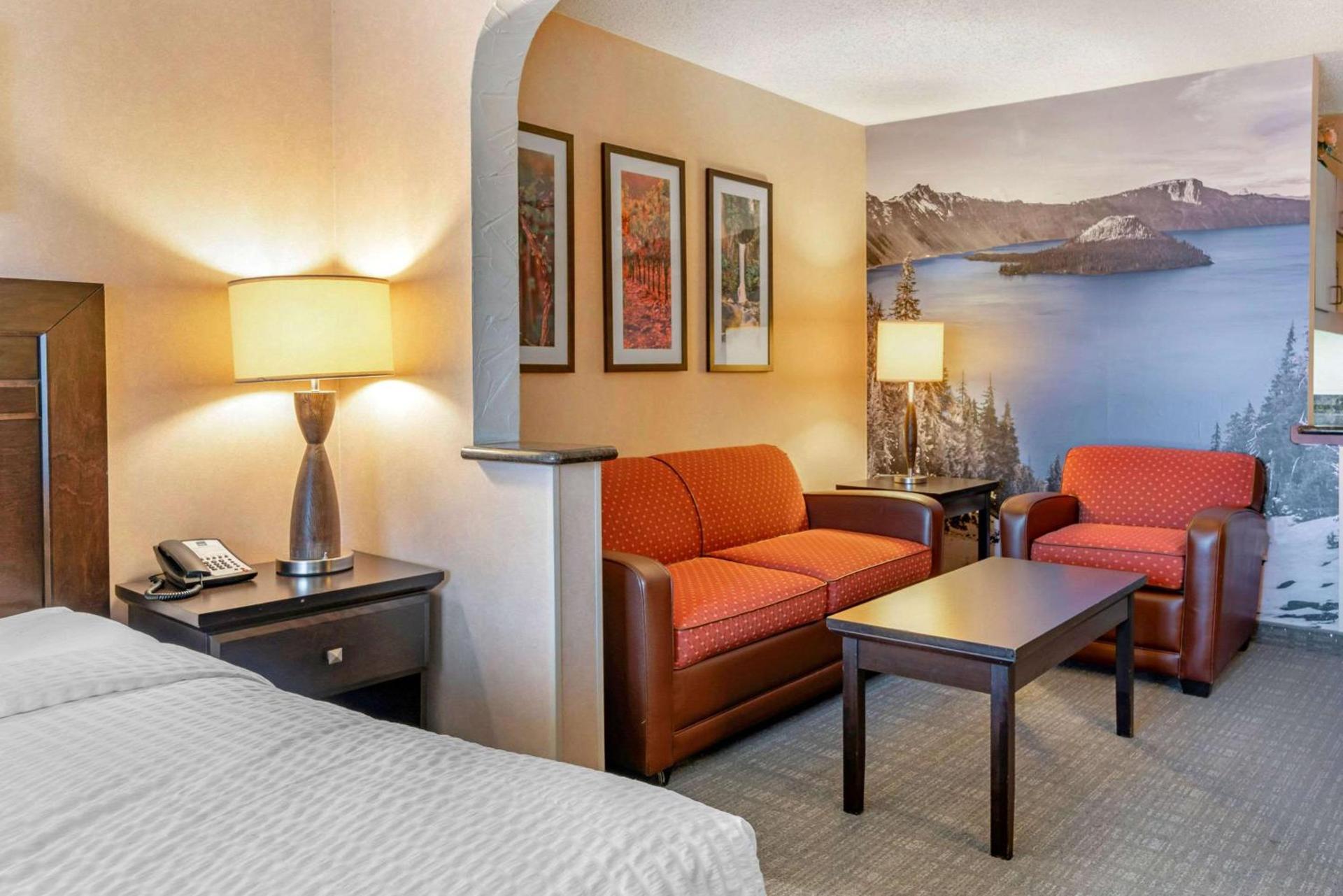 Clarion Pointe Medford photo 17