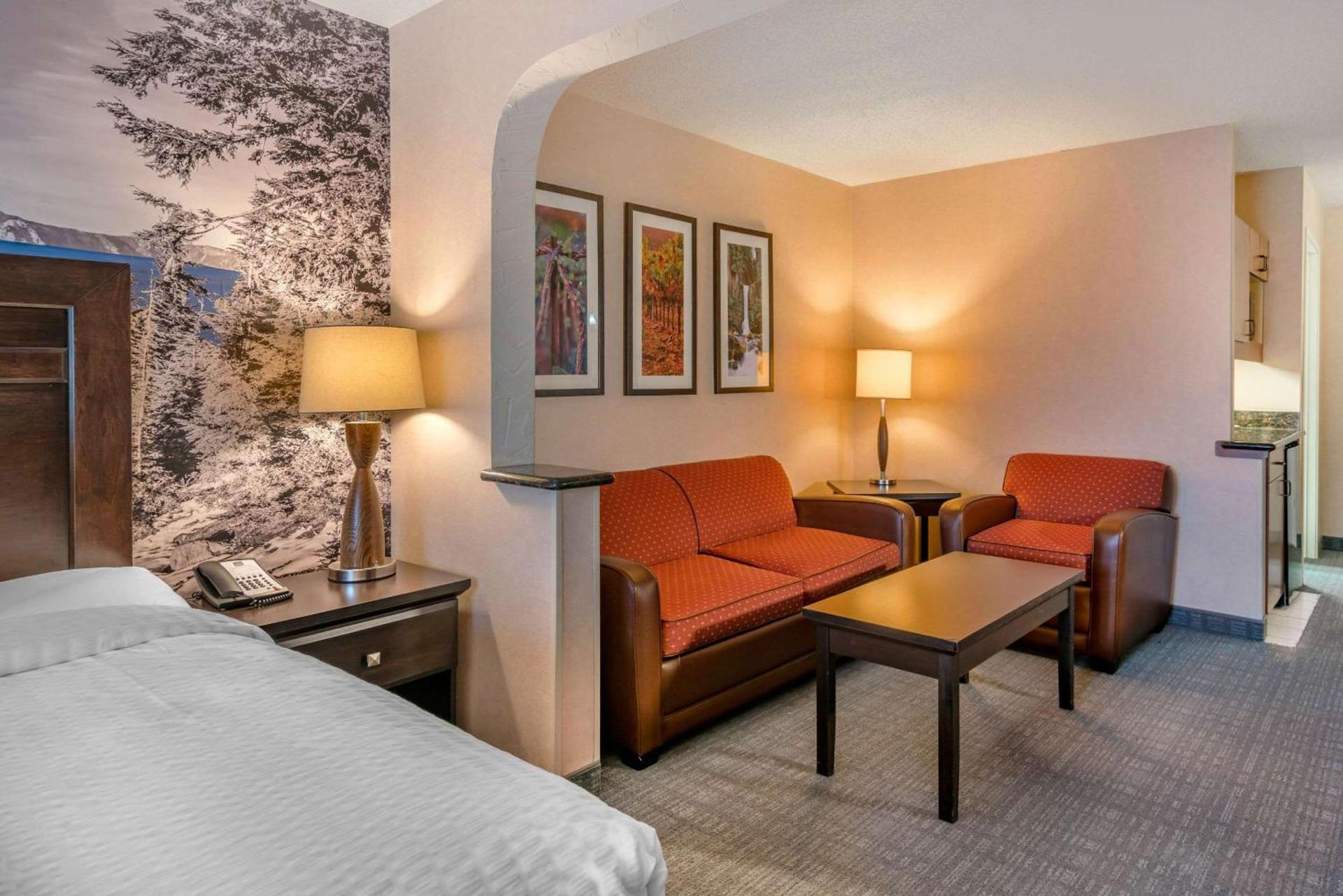 Clarion Pointe Medford photo 20