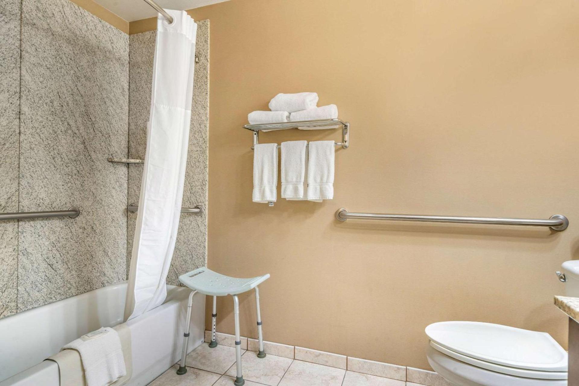 Clarion Pointe Medford photo 18