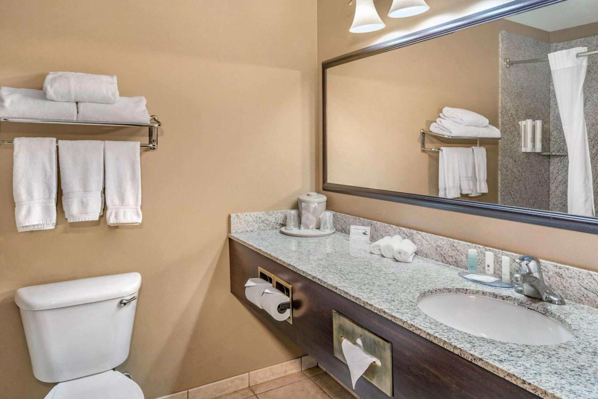 Clarion Pointe Medford photo 22