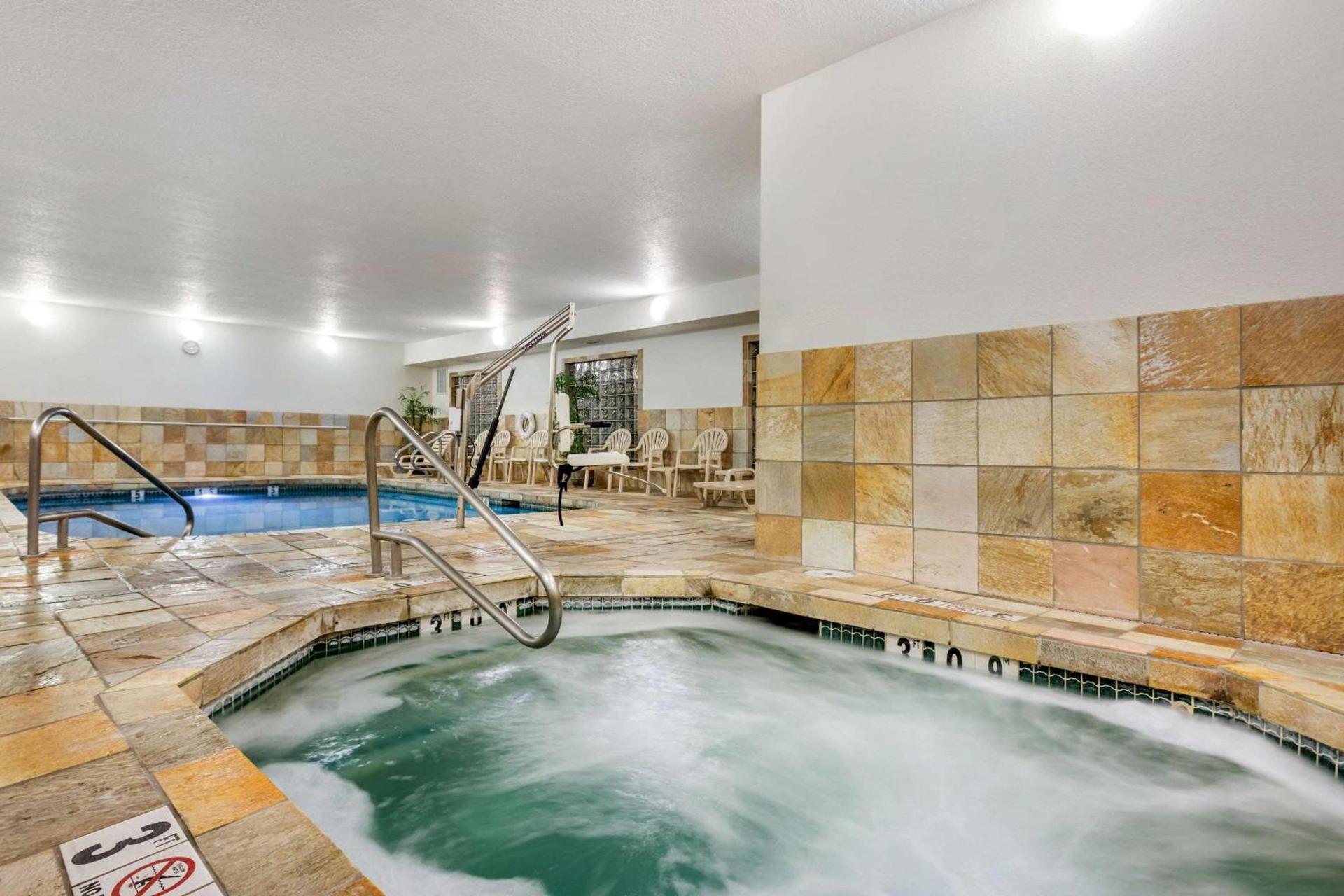 Clarion Pointe Medford photo 24