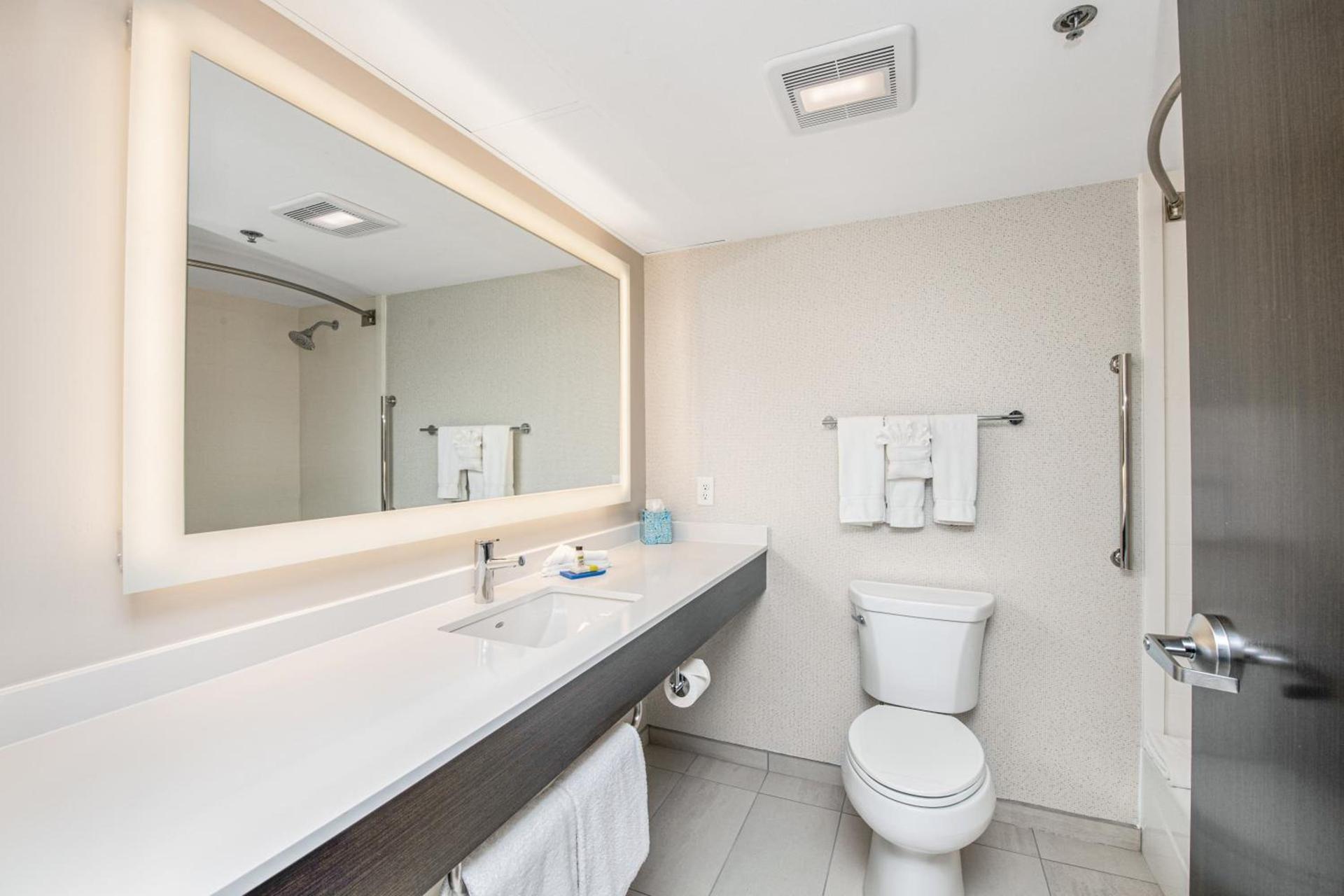 Holiday Inn Express - Delafield by IHG photo 4
