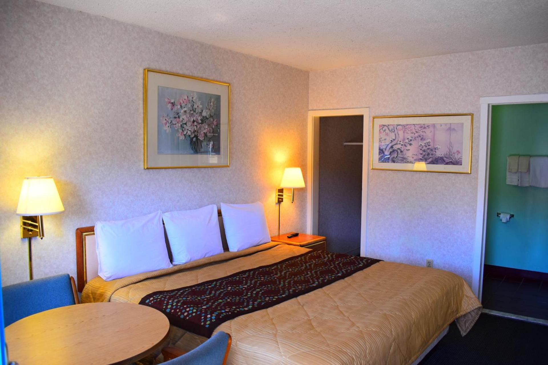 POCONO NIGHT LODGE photo 12