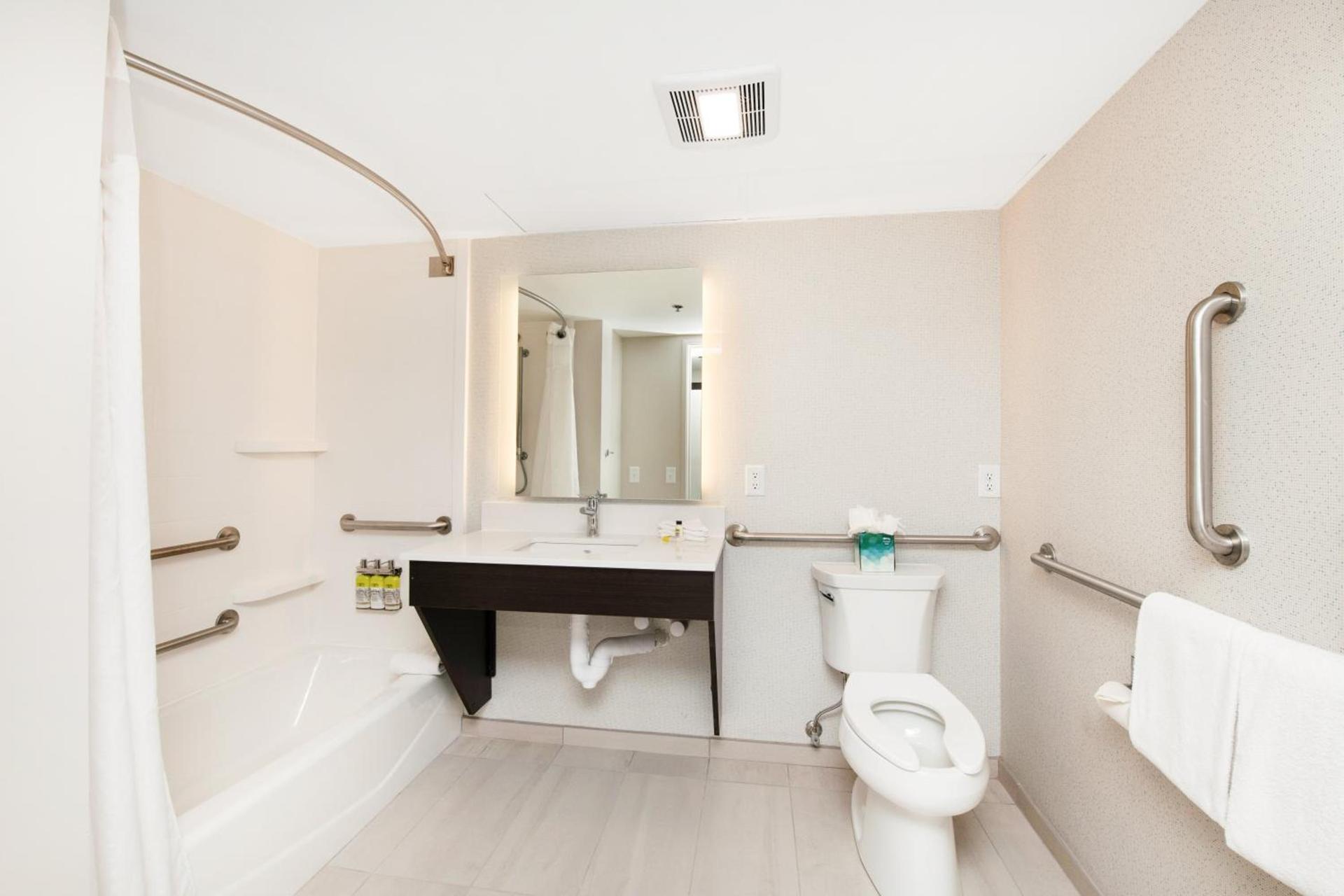 Holiday Inn Express - Delafield by IHG photo 12