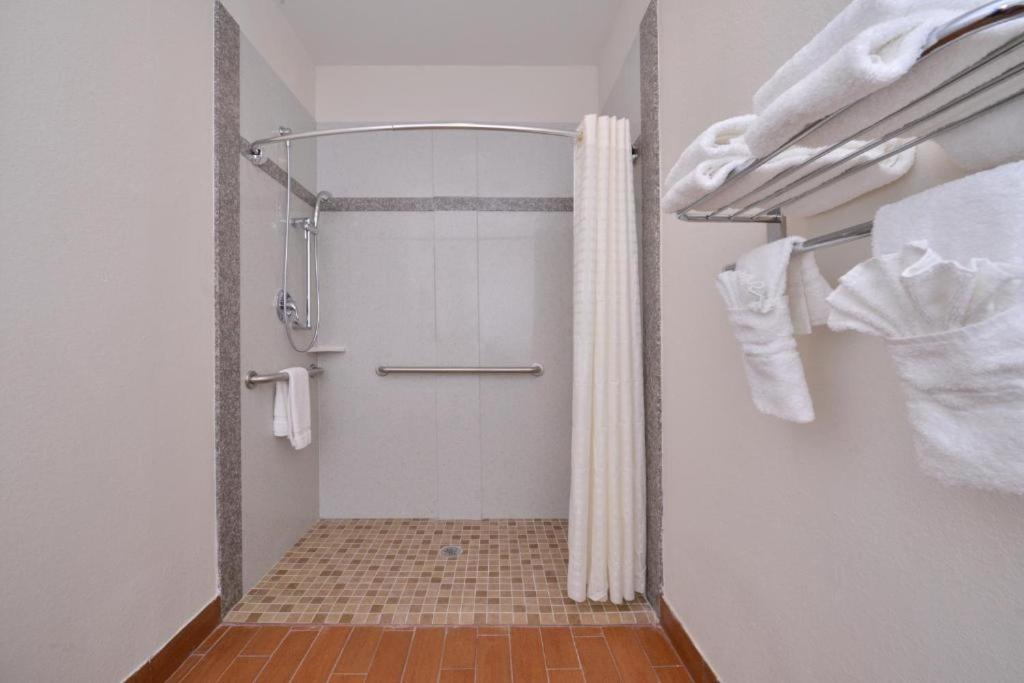 Regency Inn & Suites- NW Houston photo 5