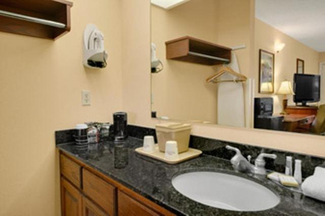 Baymont by Wyndham Waycross photo 13