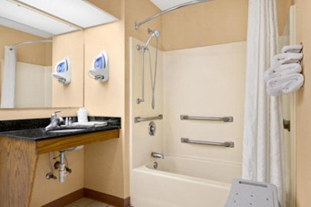 Baymont by Wyndham Waycross photo 5