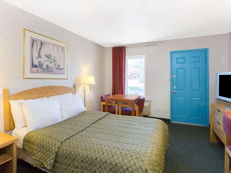 POCONO NIGHT LODGE photo 4