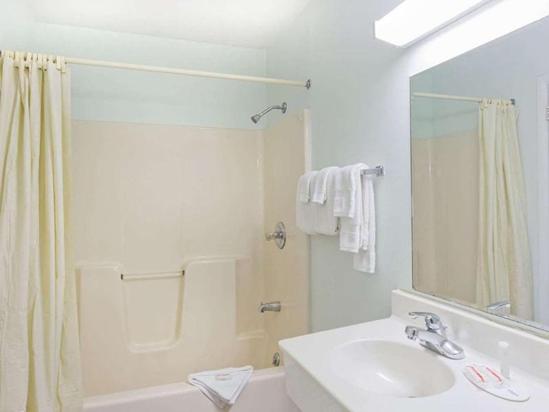 POCONO NIGHT LODGE photo 3