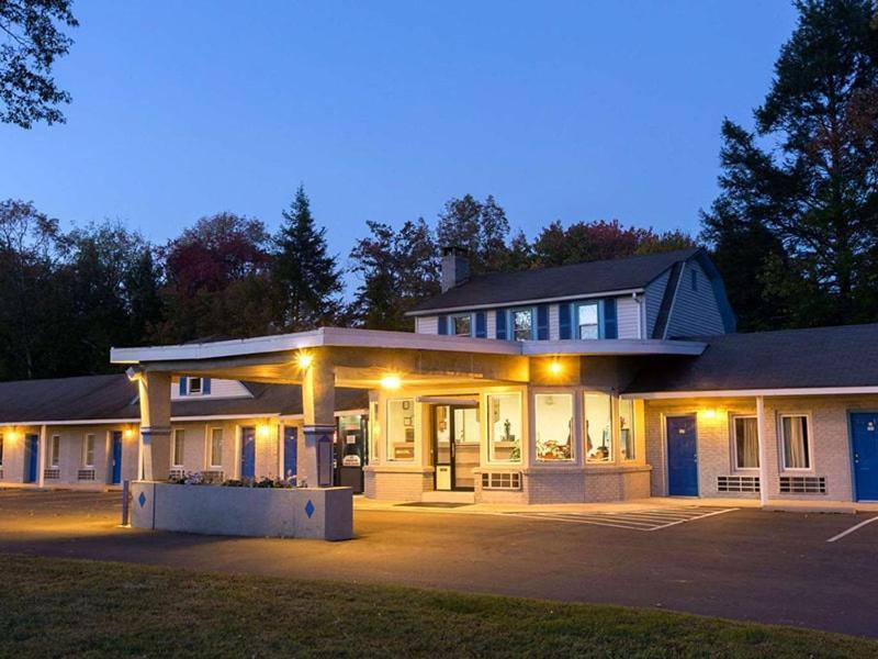 POCONO NIGHT LODGE photo 2