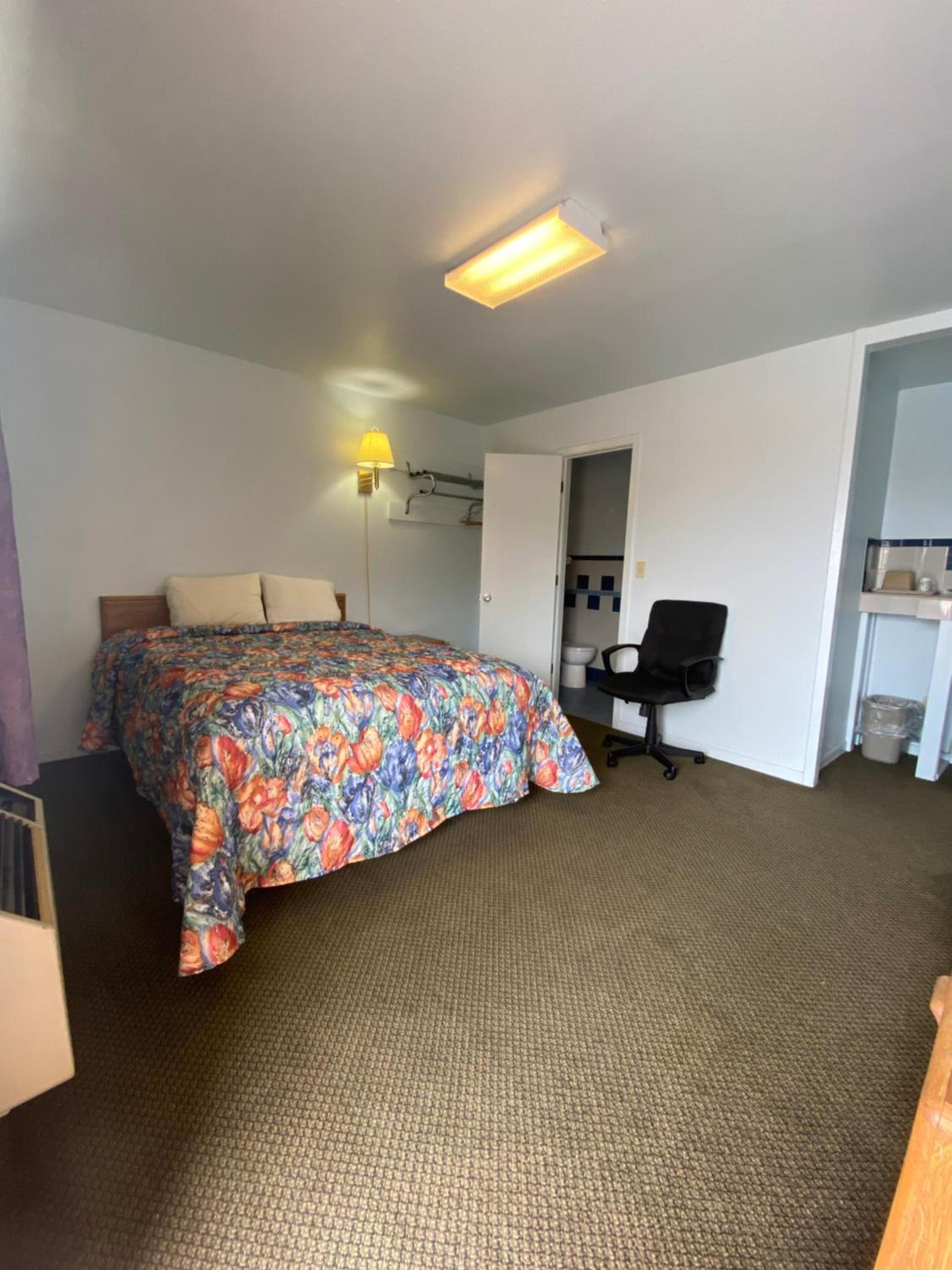 Regency Inn Comanche photo 25