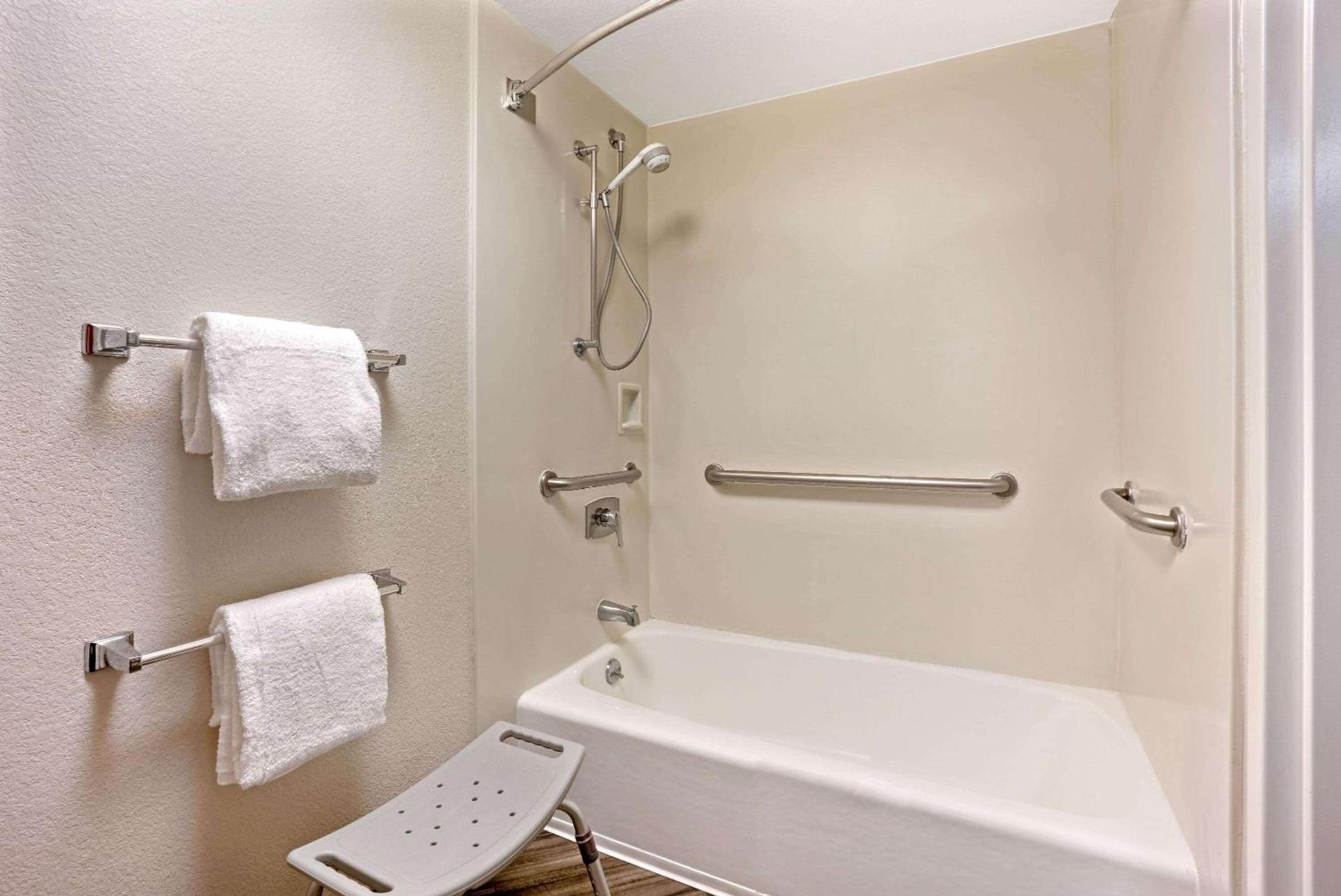 La Quinta by Wyndham Tacoma - Seattle photo 12