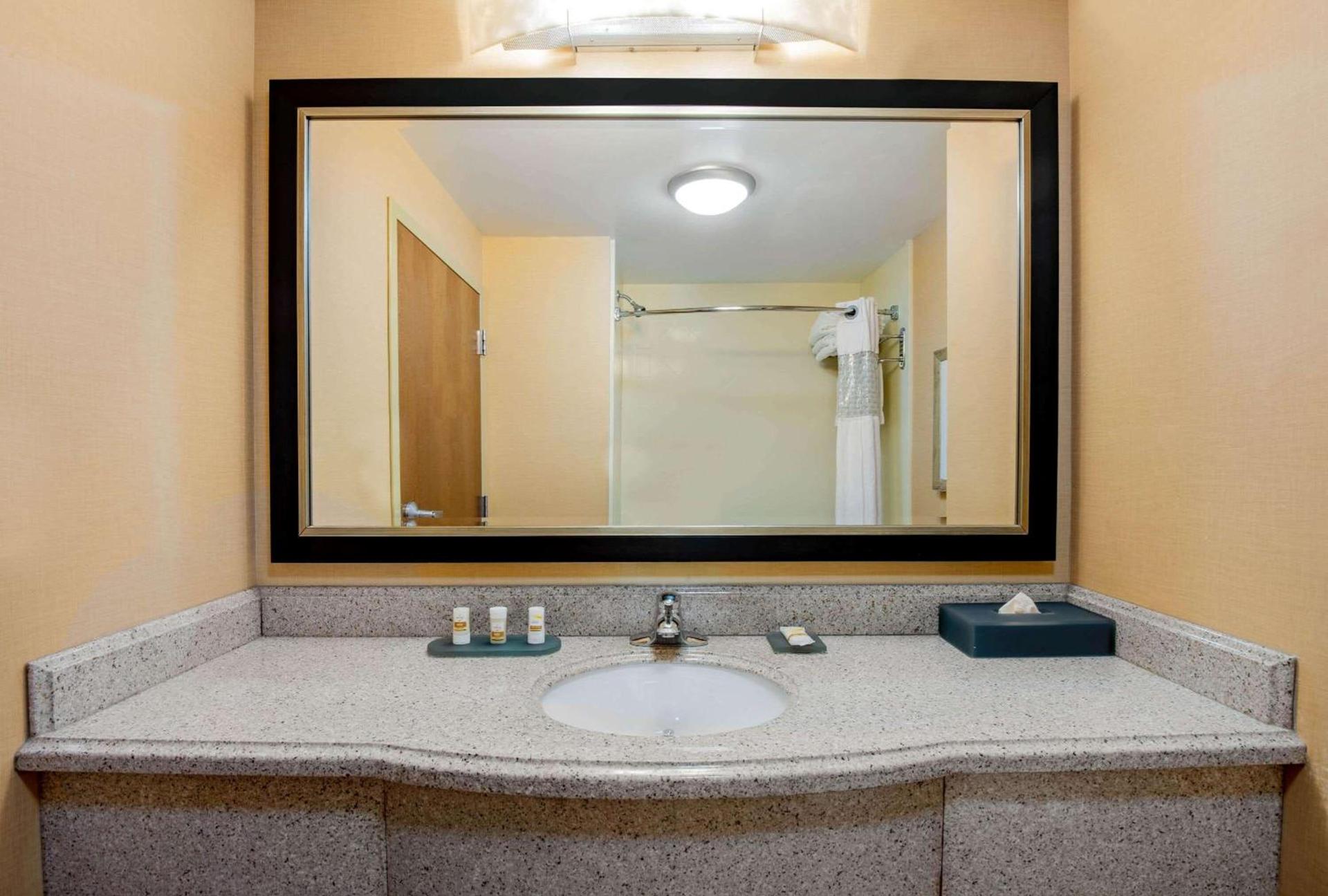 La Quinta Inn & Suites Bel Air I-95 Exit 77A photo 22