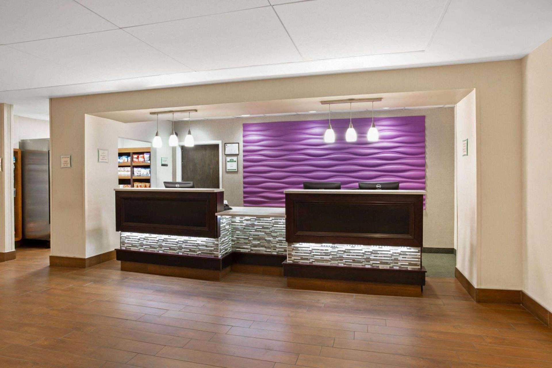 La Quinta by Wyndham Springfield photo 6
