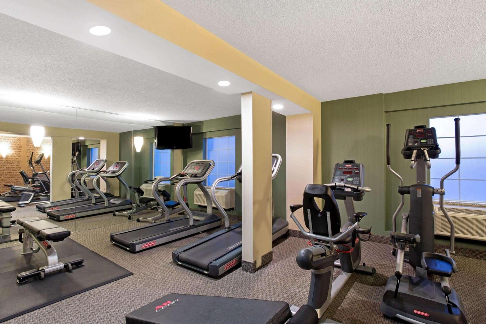 La Quinta by Wyndham Springfield photo 9
