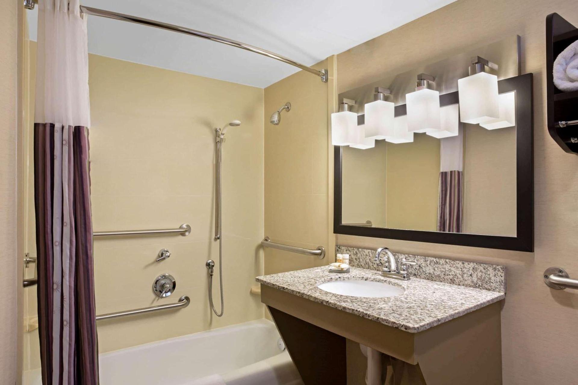 La Quinta by Wyndham Springfield photo 11
