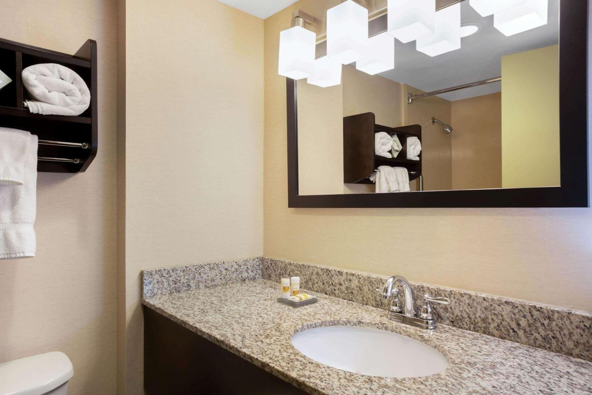La Quinta by Wyndham Springfield photo 18