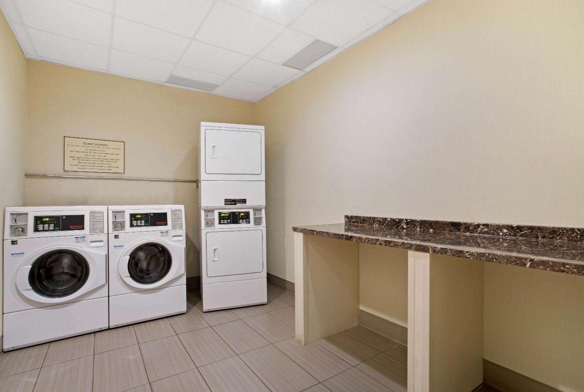 La Quinta by Wyndham Springfield photo 27