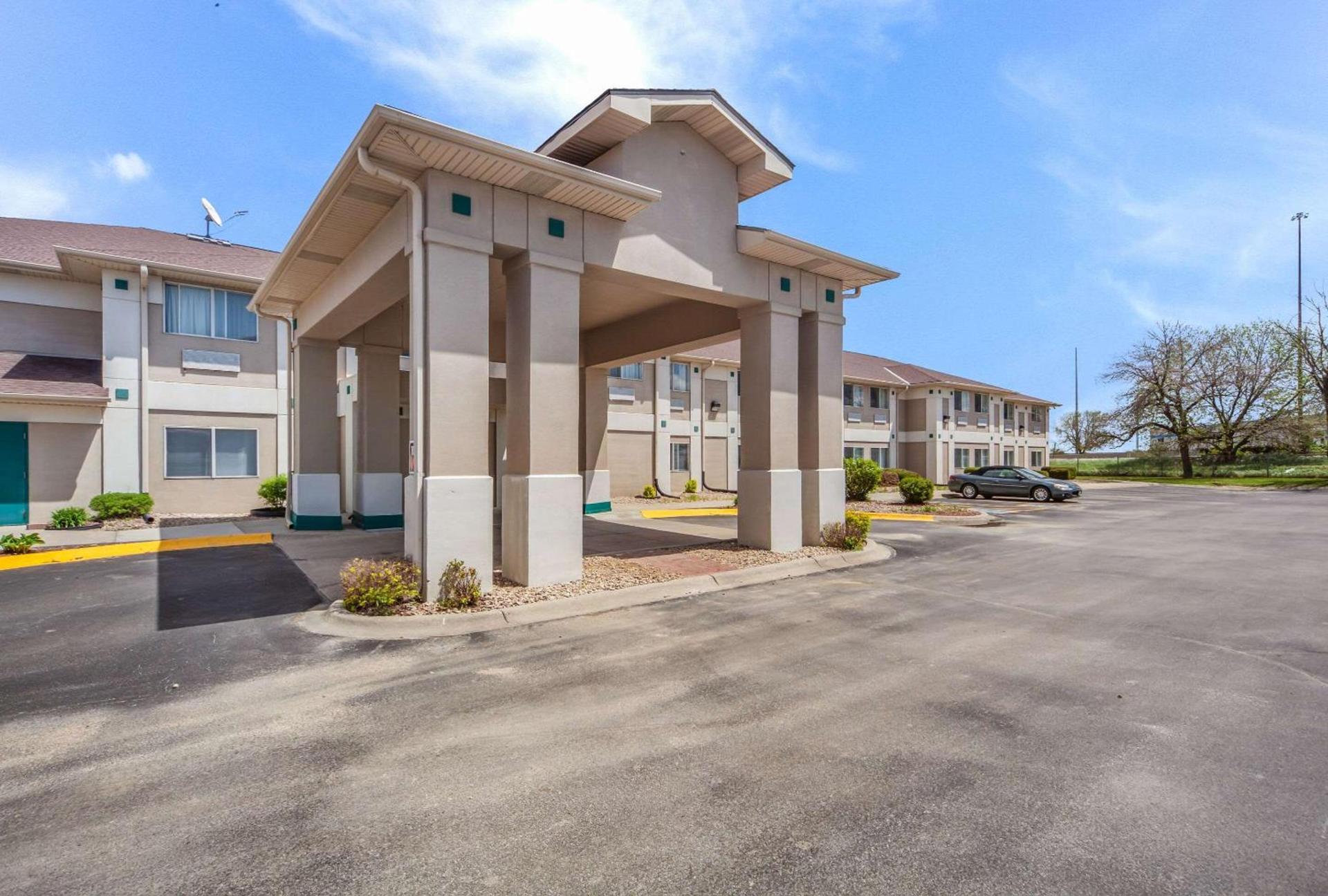 Quality Inn & Suites Omaha Chalco photo 2