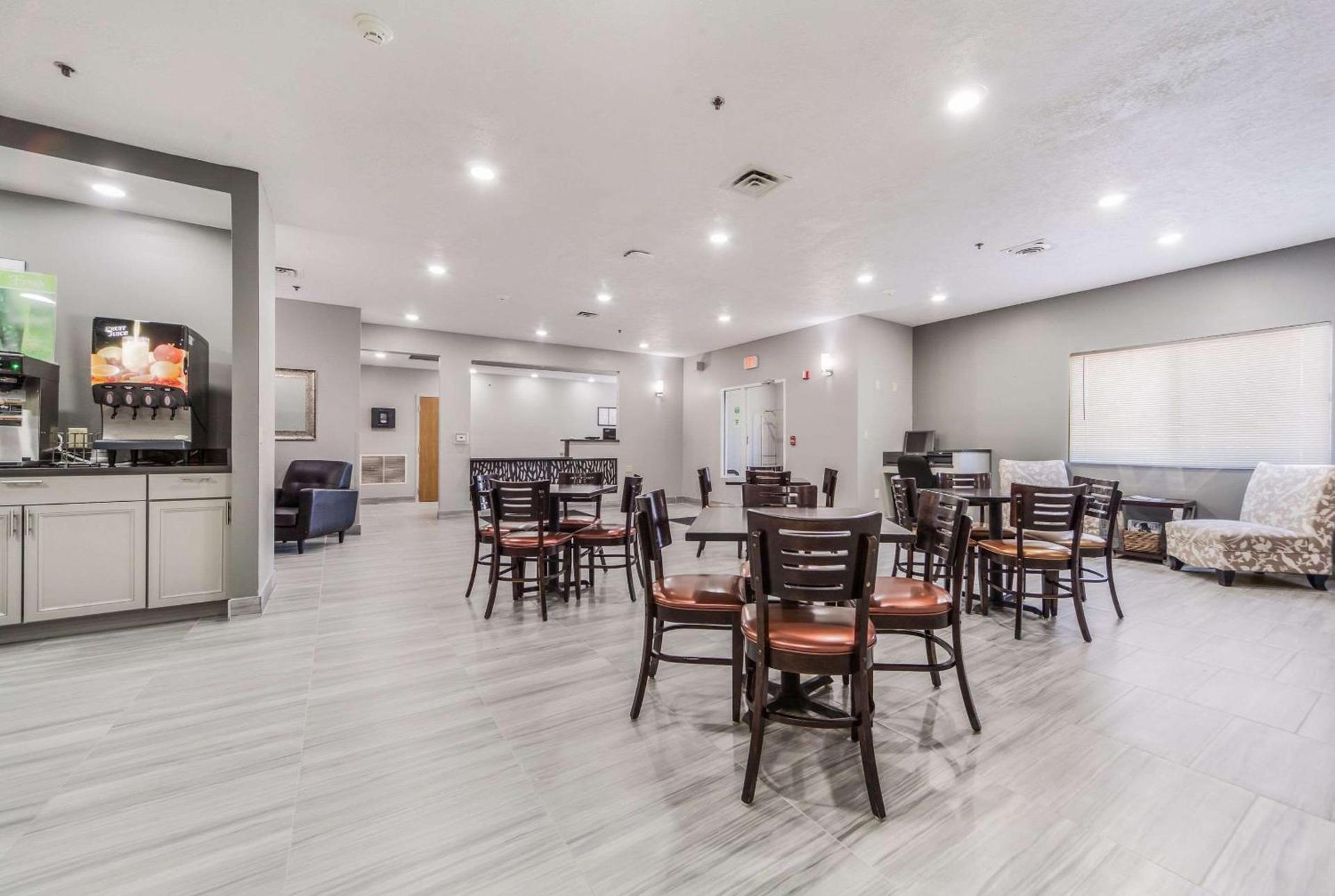 Quality Inn & Suites Omaha Chalco photo 5