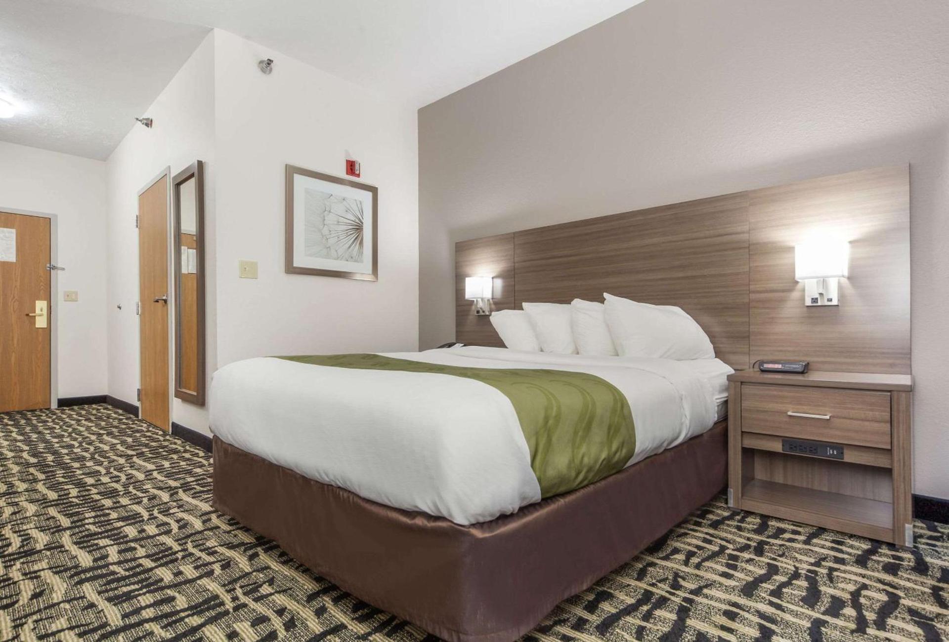 Quality Inn & Suites Omaha Chalco photo 8