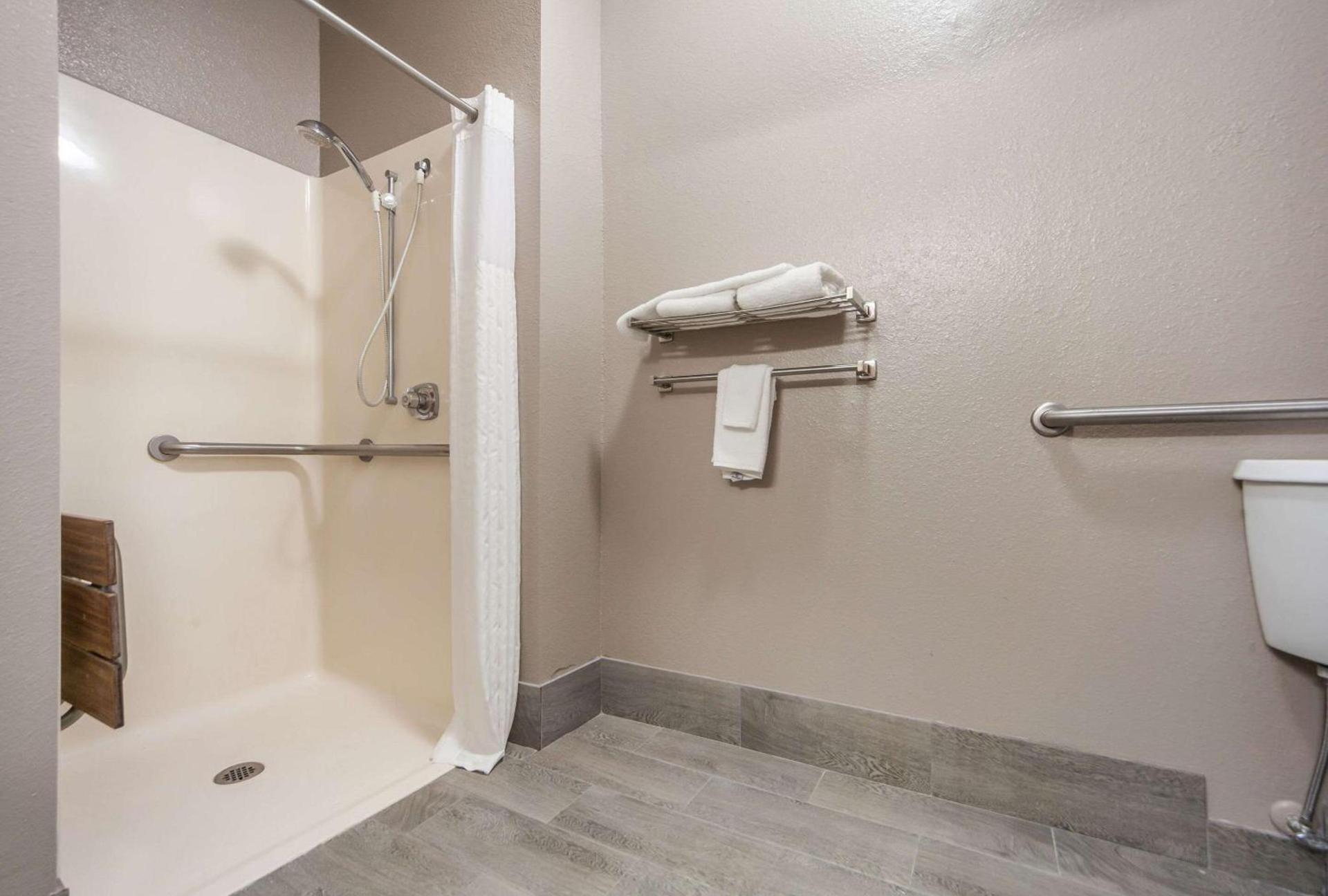 Quality Inn & Suites Omaha Chalco photo 10