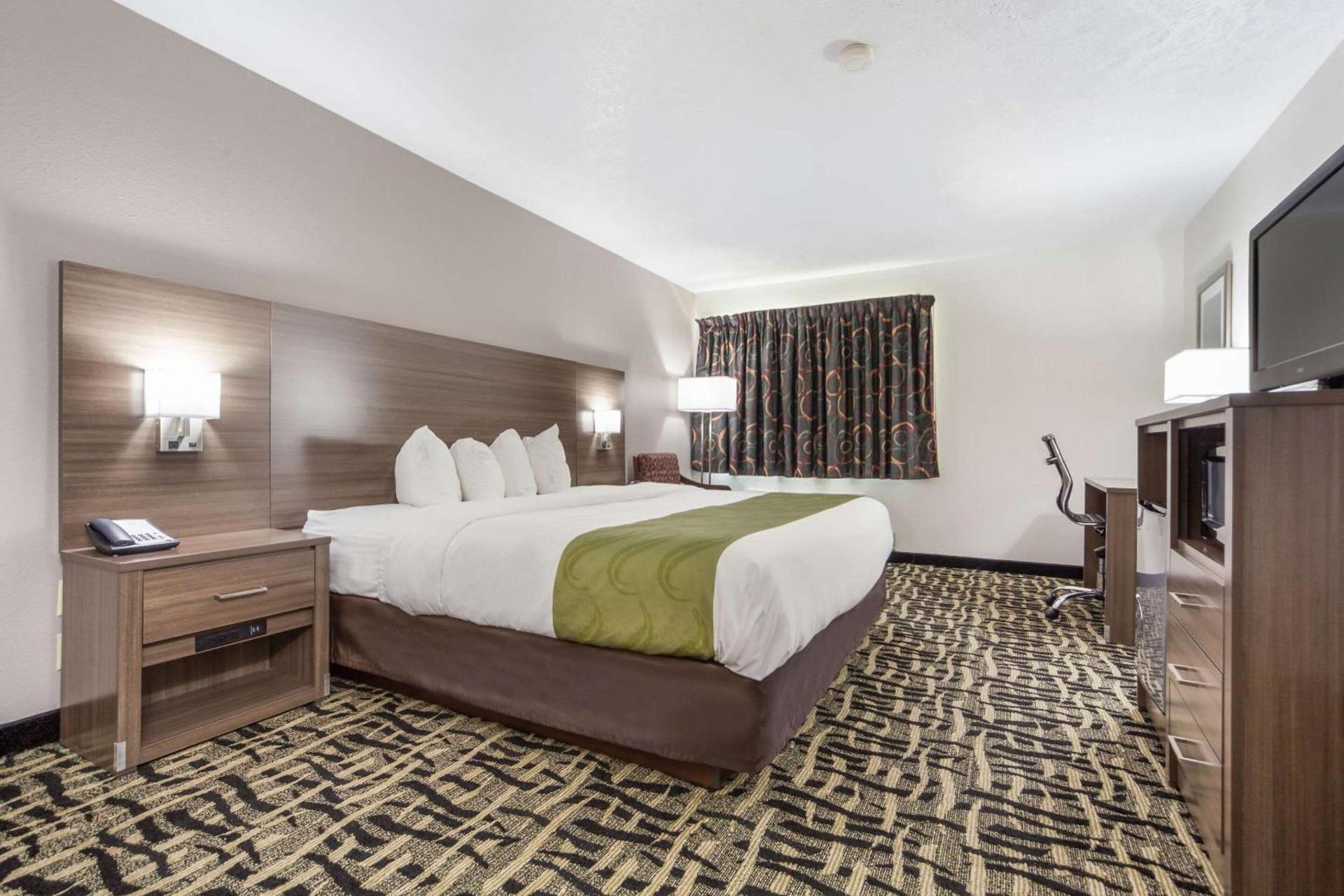 Quality Inn & Suites Omaha Chalco photo 11