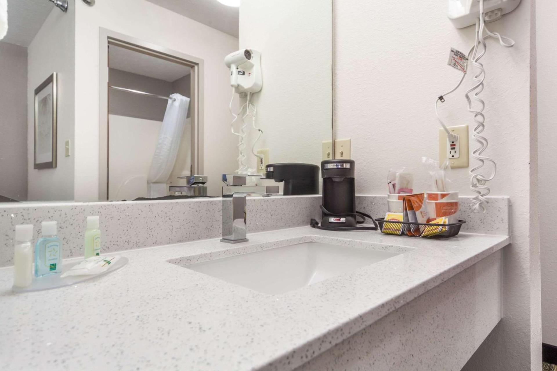 Quality Inn & Suites Omaha Chalco photo 17