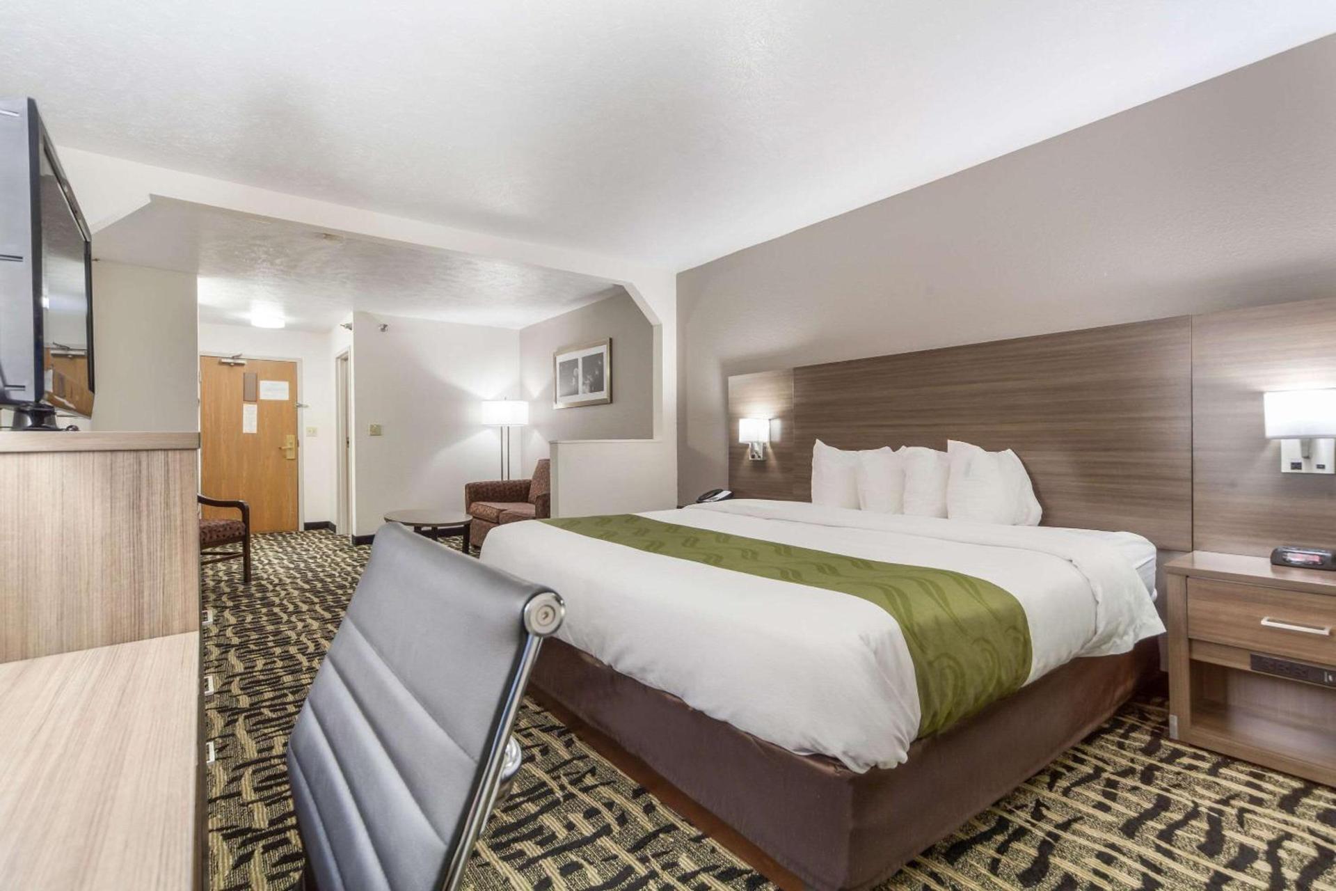 Quality Inn & Suites Omaha Chalco photo 19