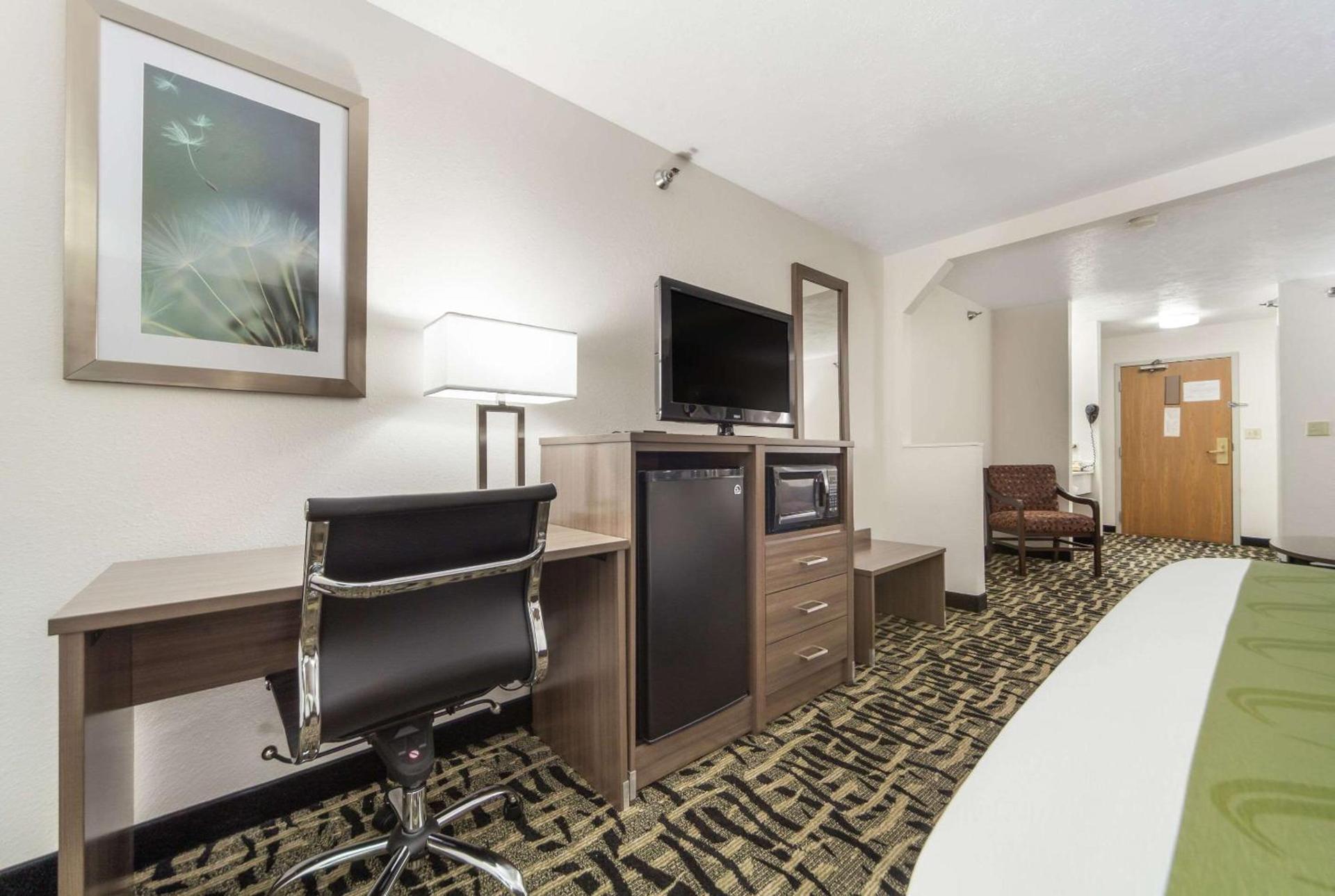 Quality Inn & Suites Omaha Chalco photo 20