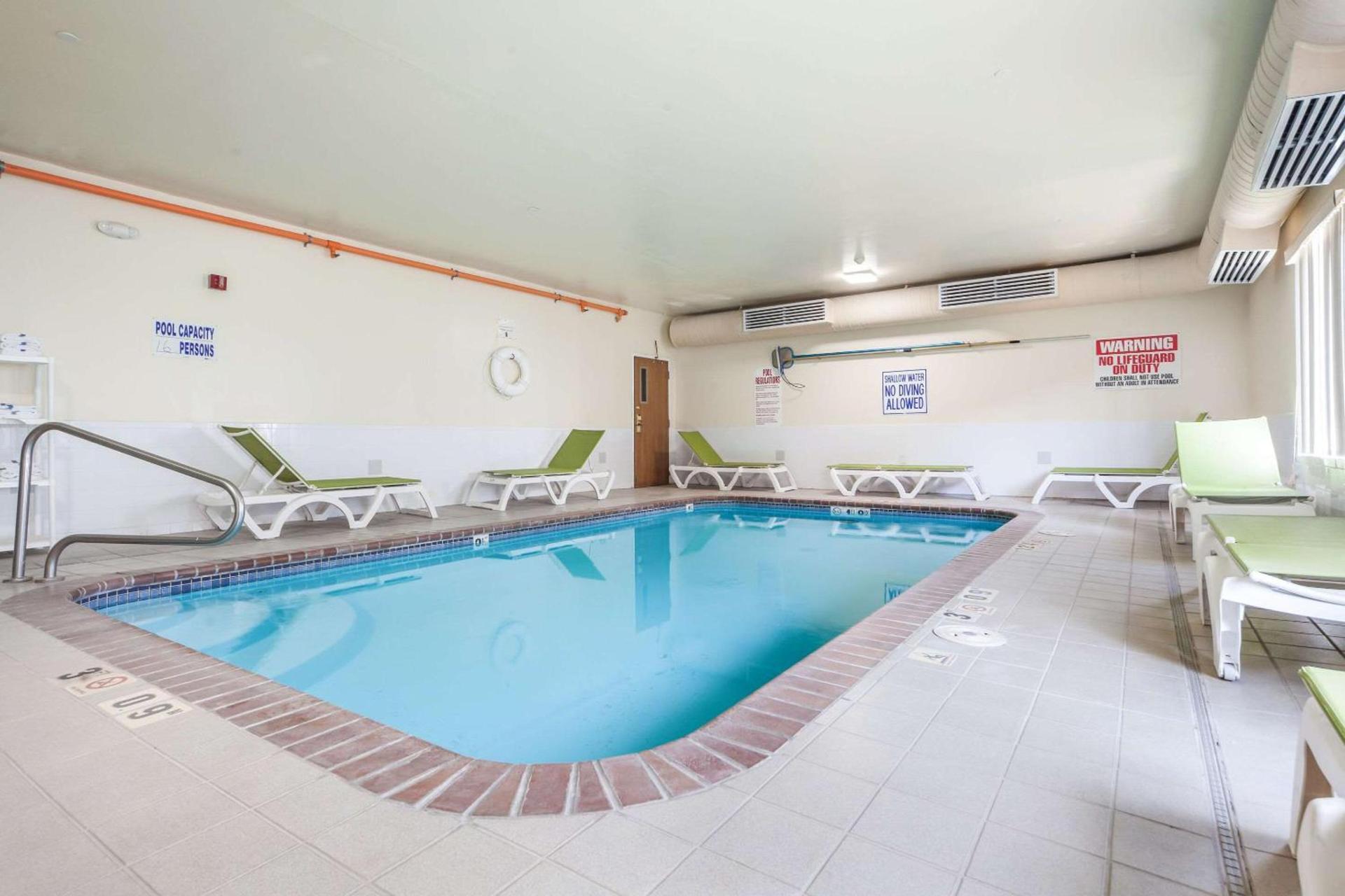 Quality Inn & Suites Omaha Chalco photo 21