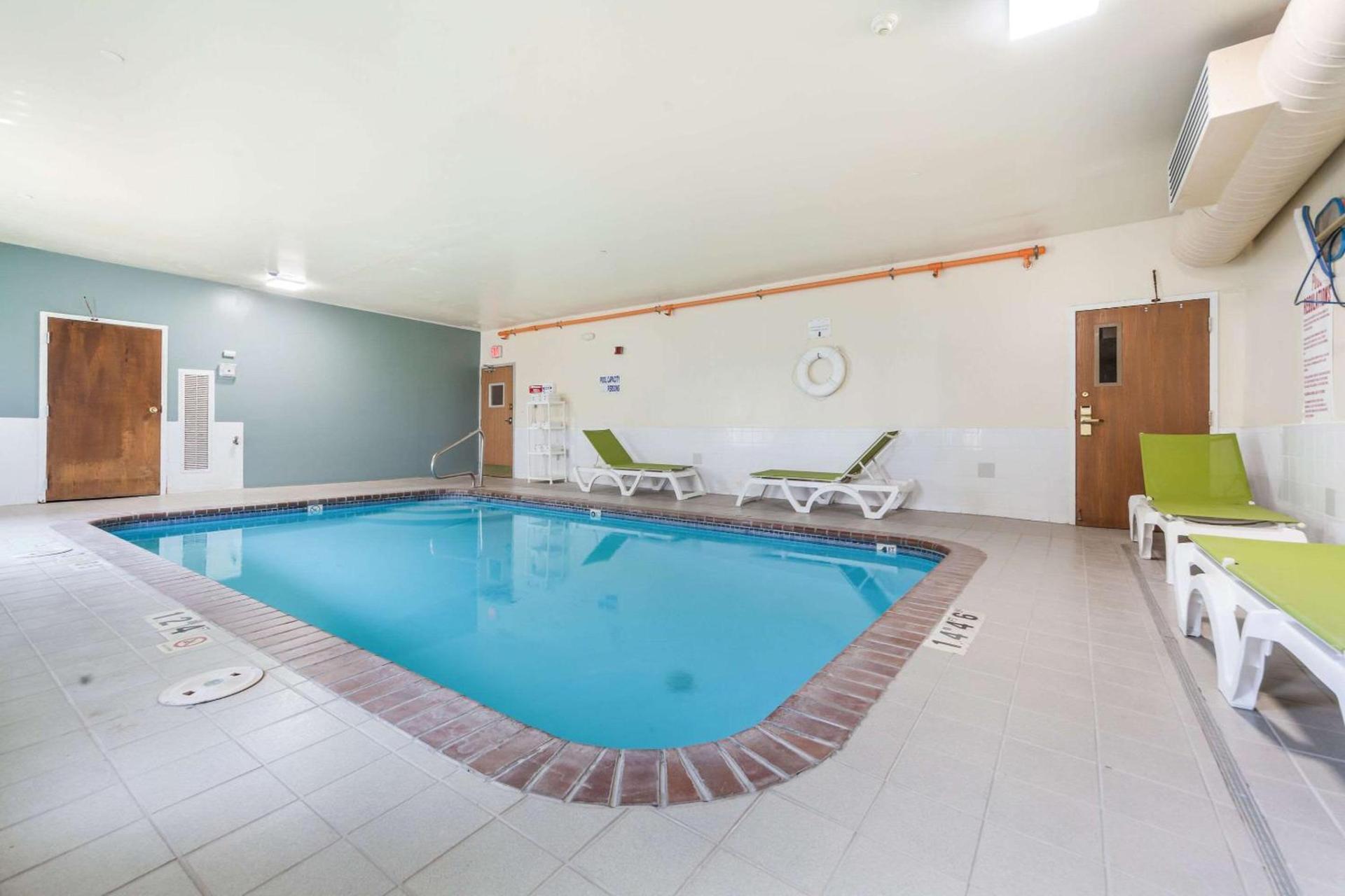 Quality Inn & Suites Omaha Chalco photo 22