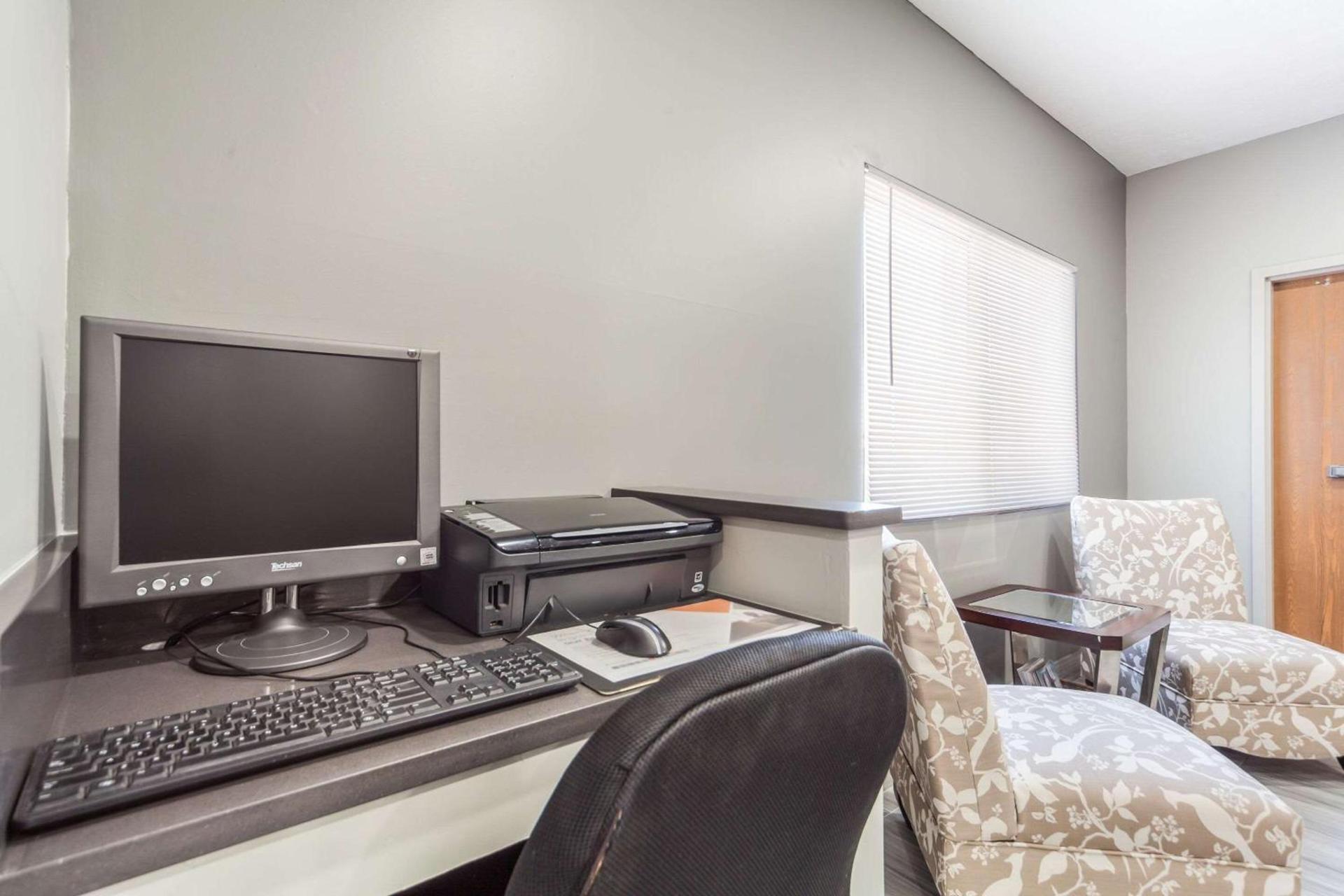 Quality Inn & Suites Omaha Chalco photo 25