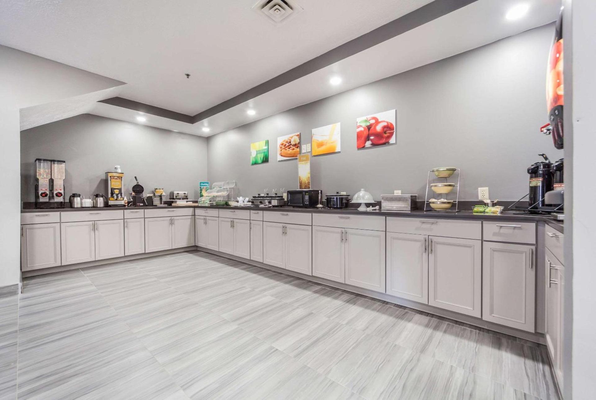 Quality Inn & Suites Omaha Chalco photo 26