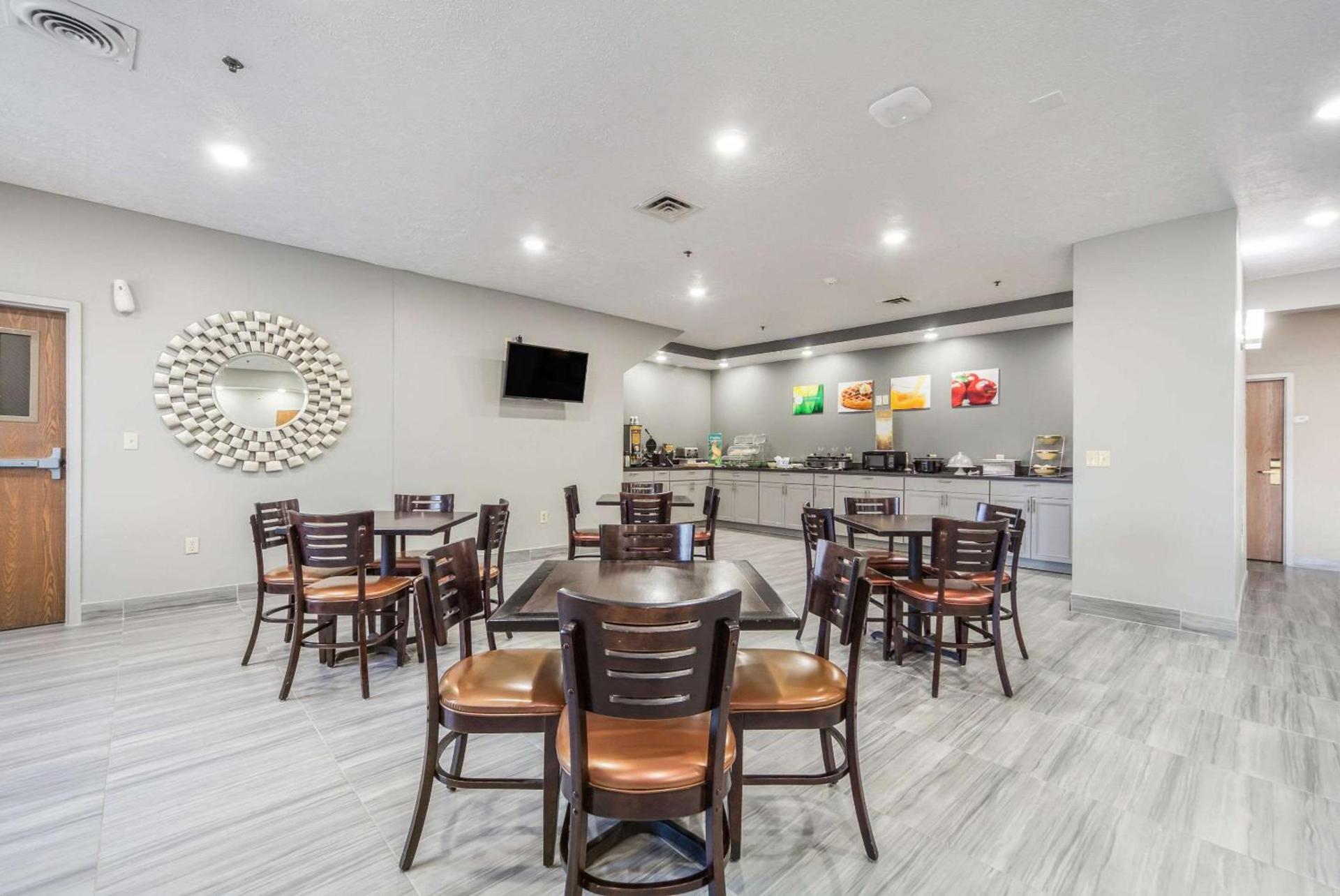 Quality Inn & Suites Omaha Chalco photo 27