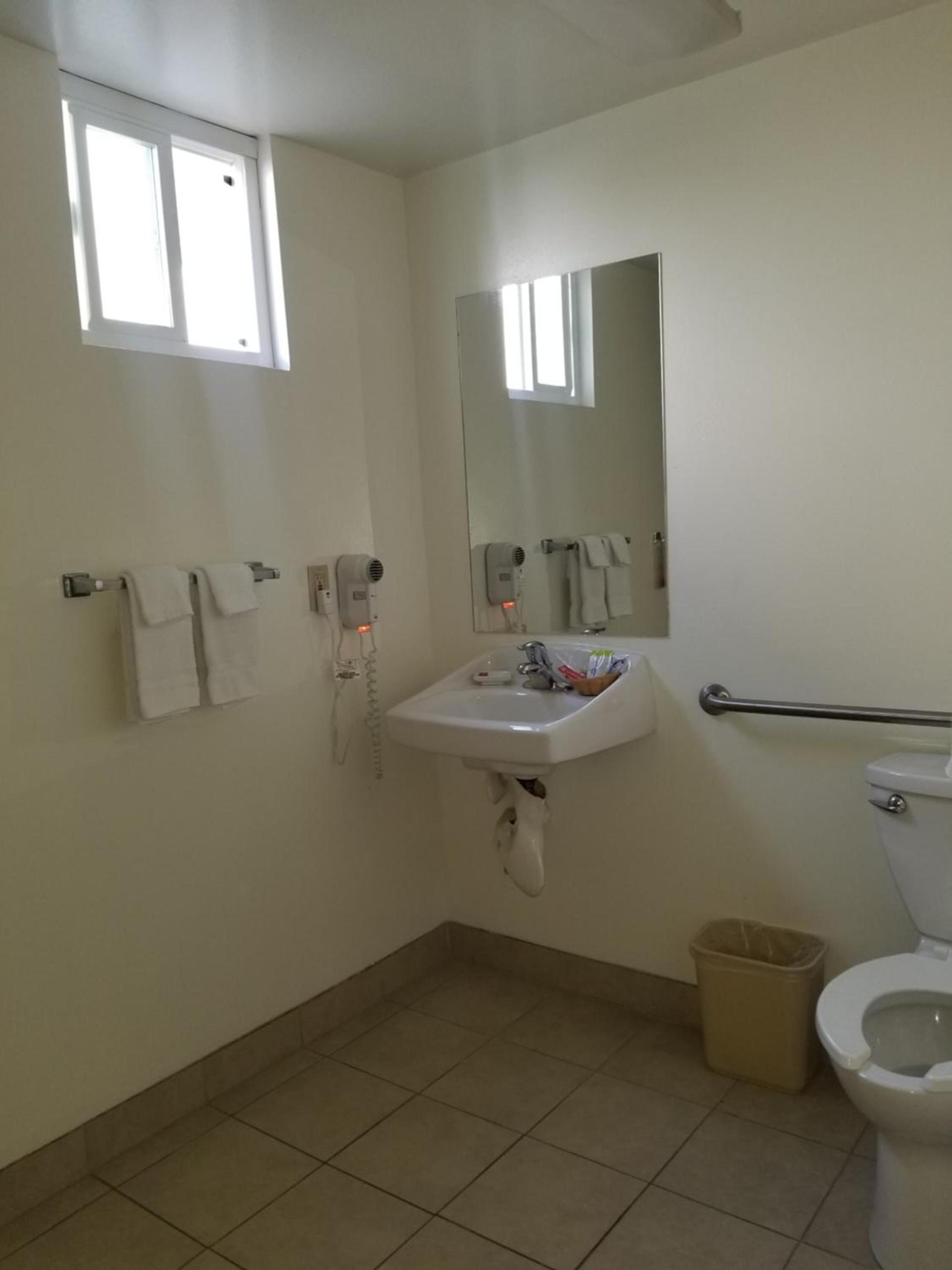 Super 8 by Wyndham Los Angeles-Culver City Area photo 13