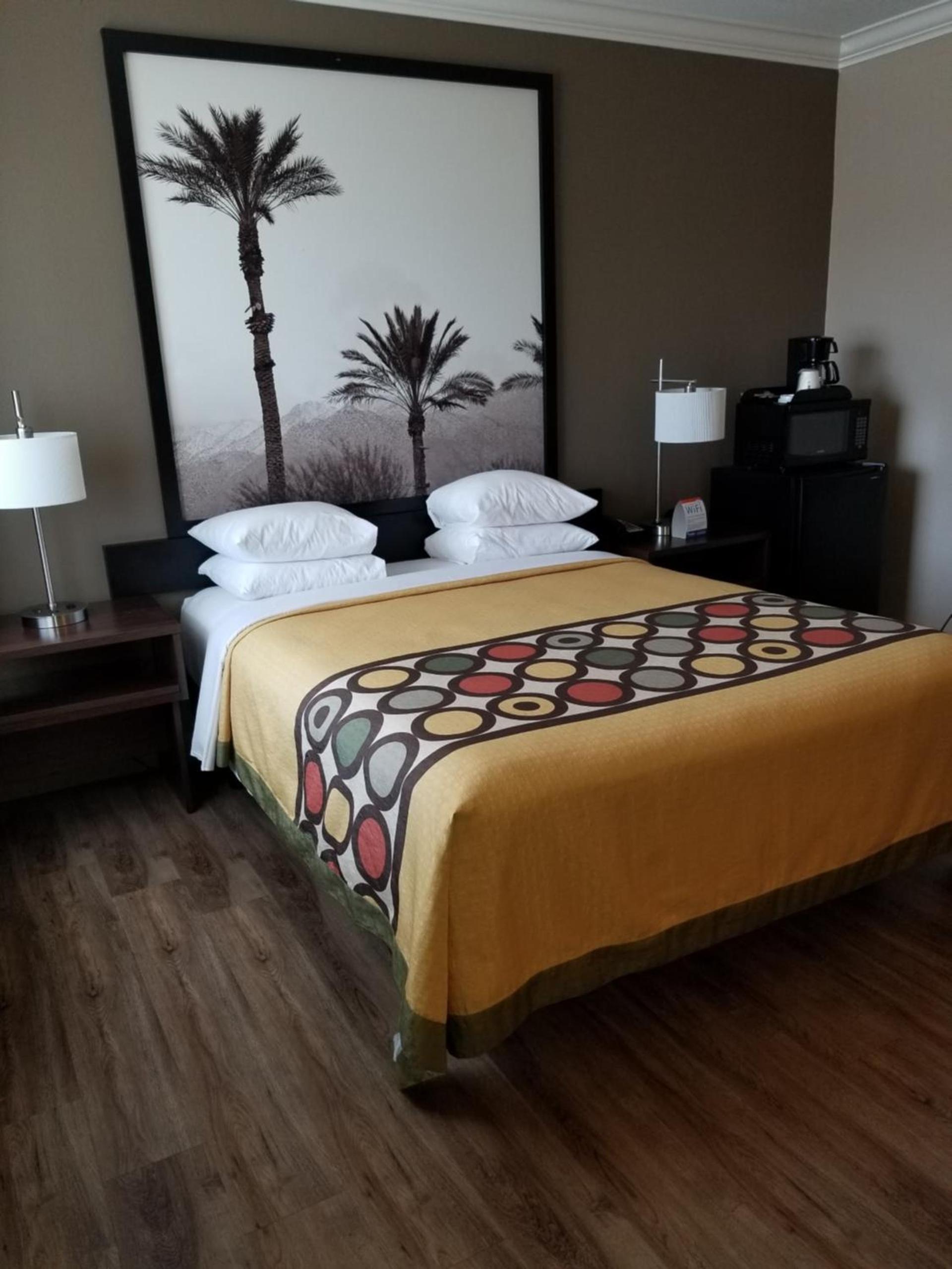 Super 8 by Wyndham Los Angeles-Culver City Area photo 17