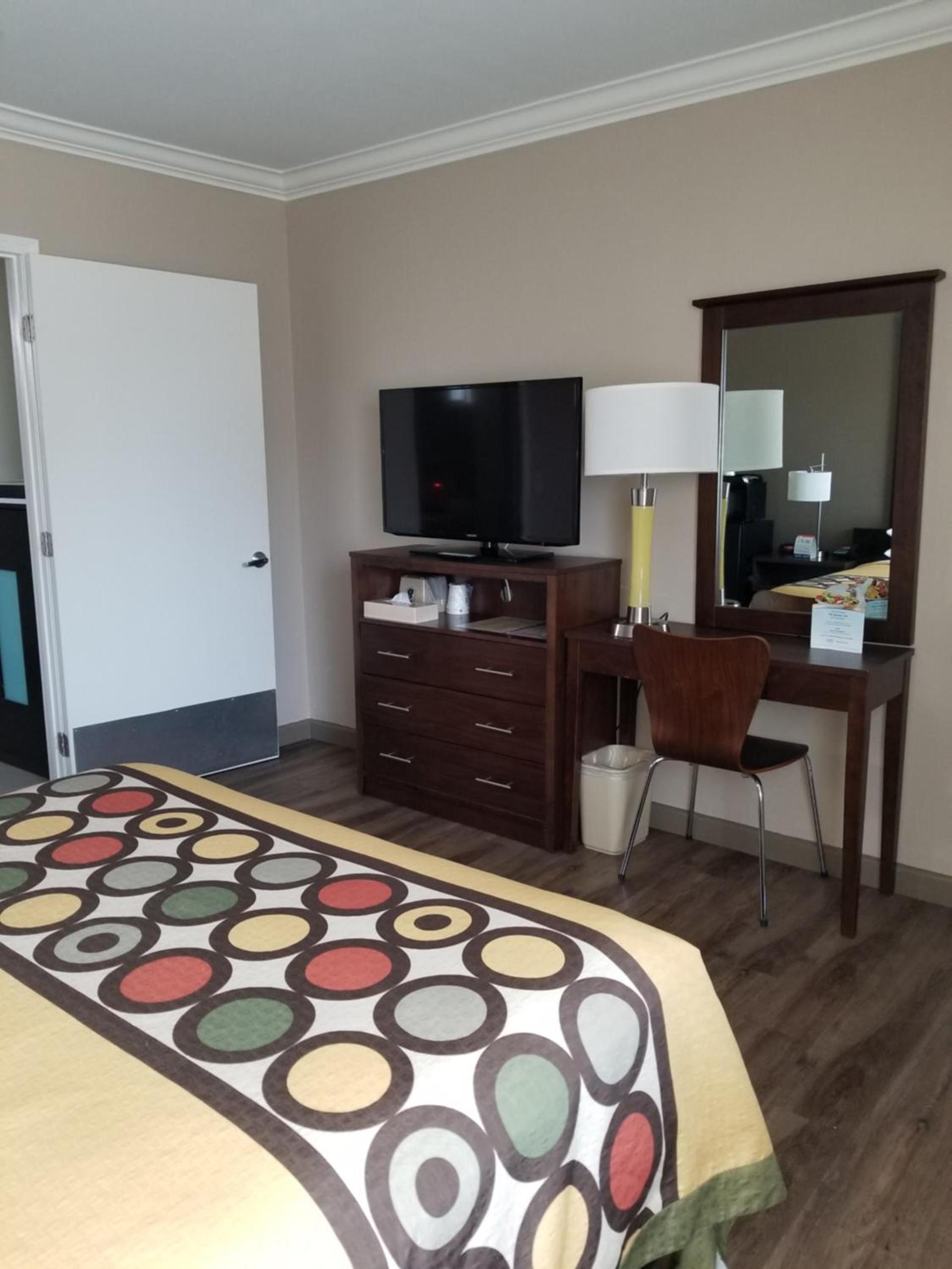 Super 8 by Wyndham Los Angeles-Culver City Area photo 16