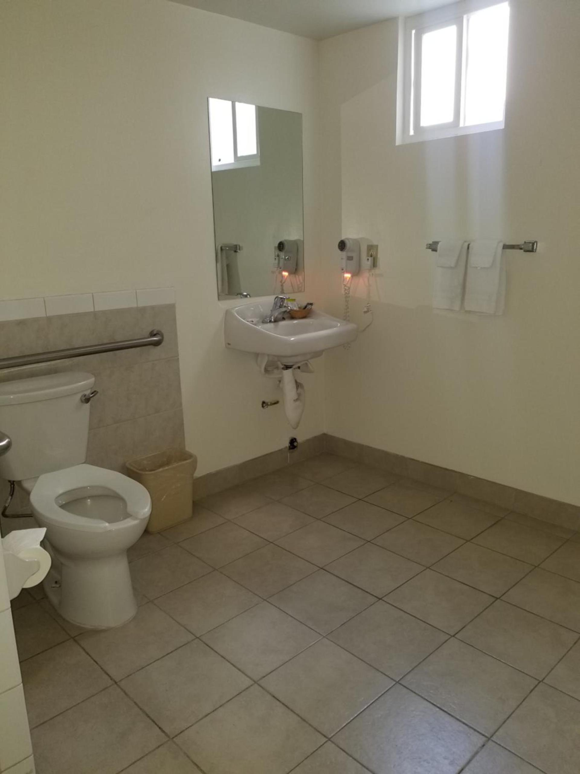 Super 8 by Wyndham Los Angeles-Culver City Area photo 15