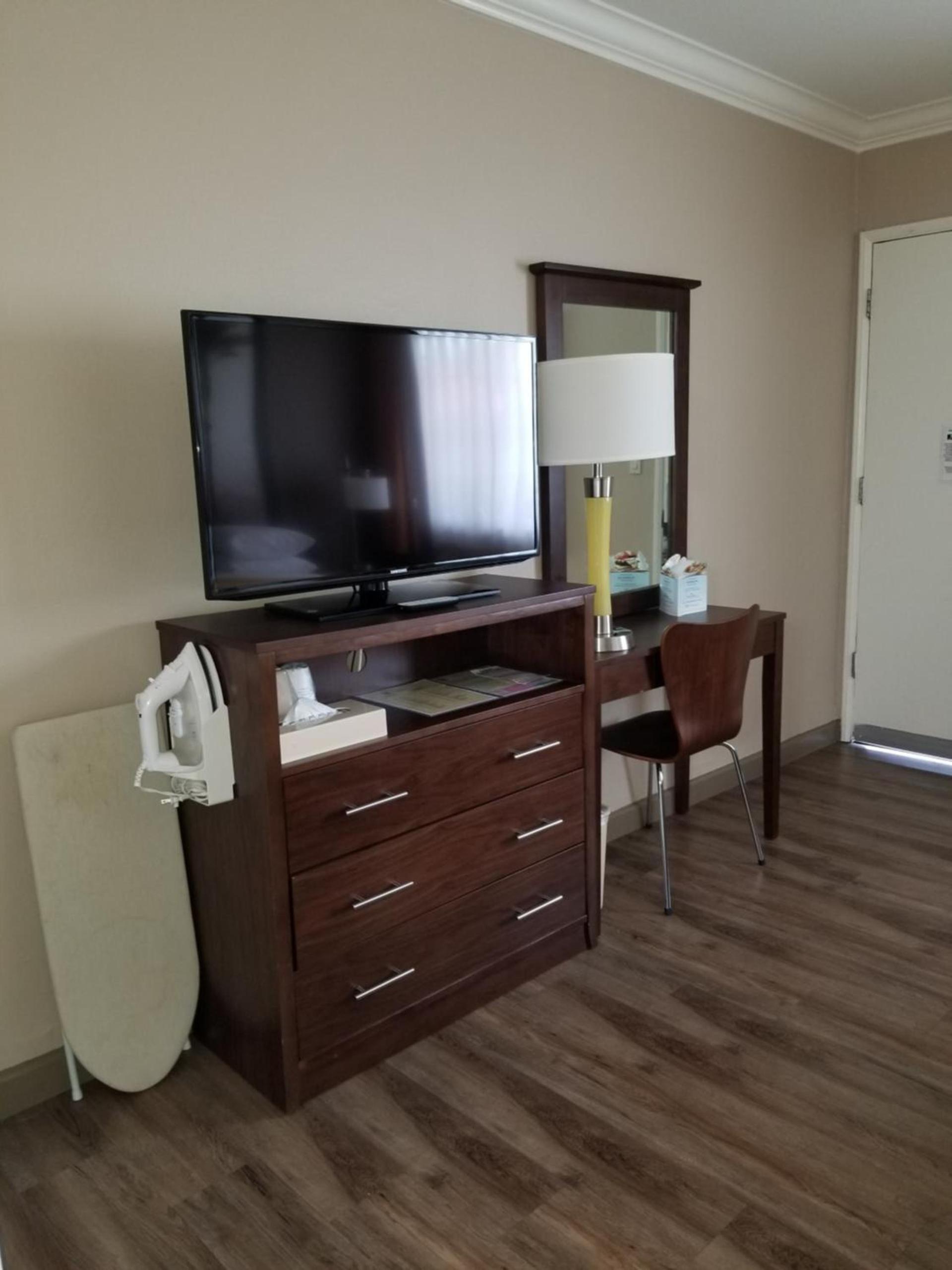Super 8 by Wyndham Los Angeles-Culver City Area photo 12