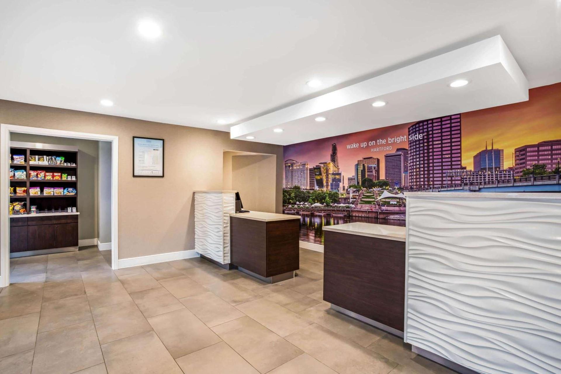 La Quinta by Wyndham Hartford Bradley Airport photo 26