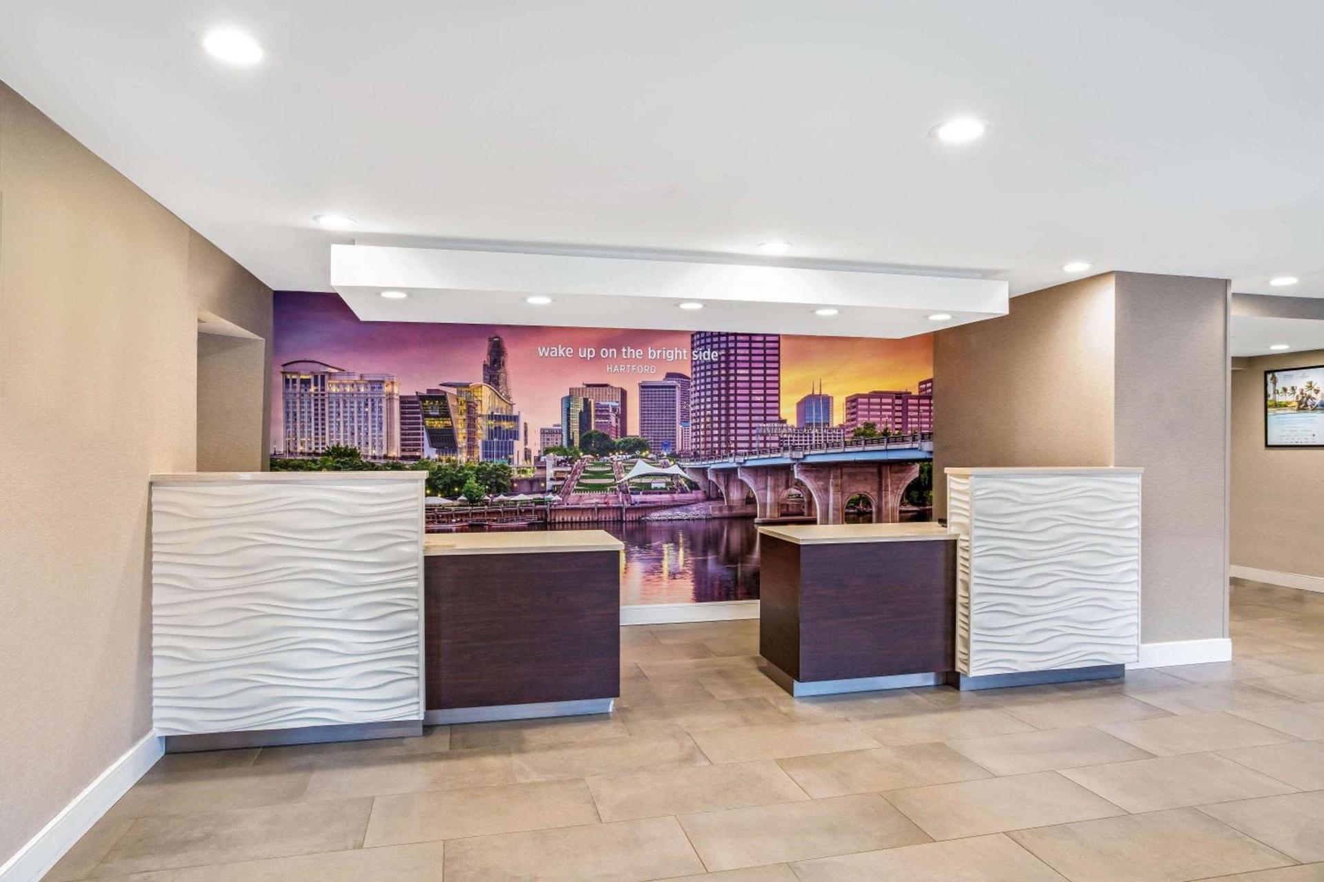 La Quinta by Wyndham Hartford Bradley Airport photo 3