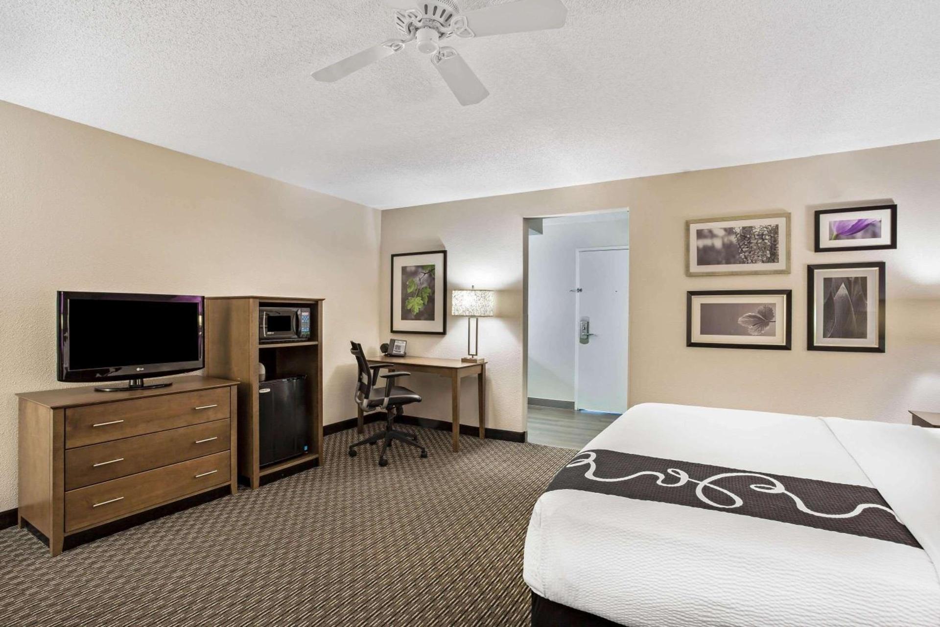 La Quinta by Wyndham Hartford Bradley Airport photo 10