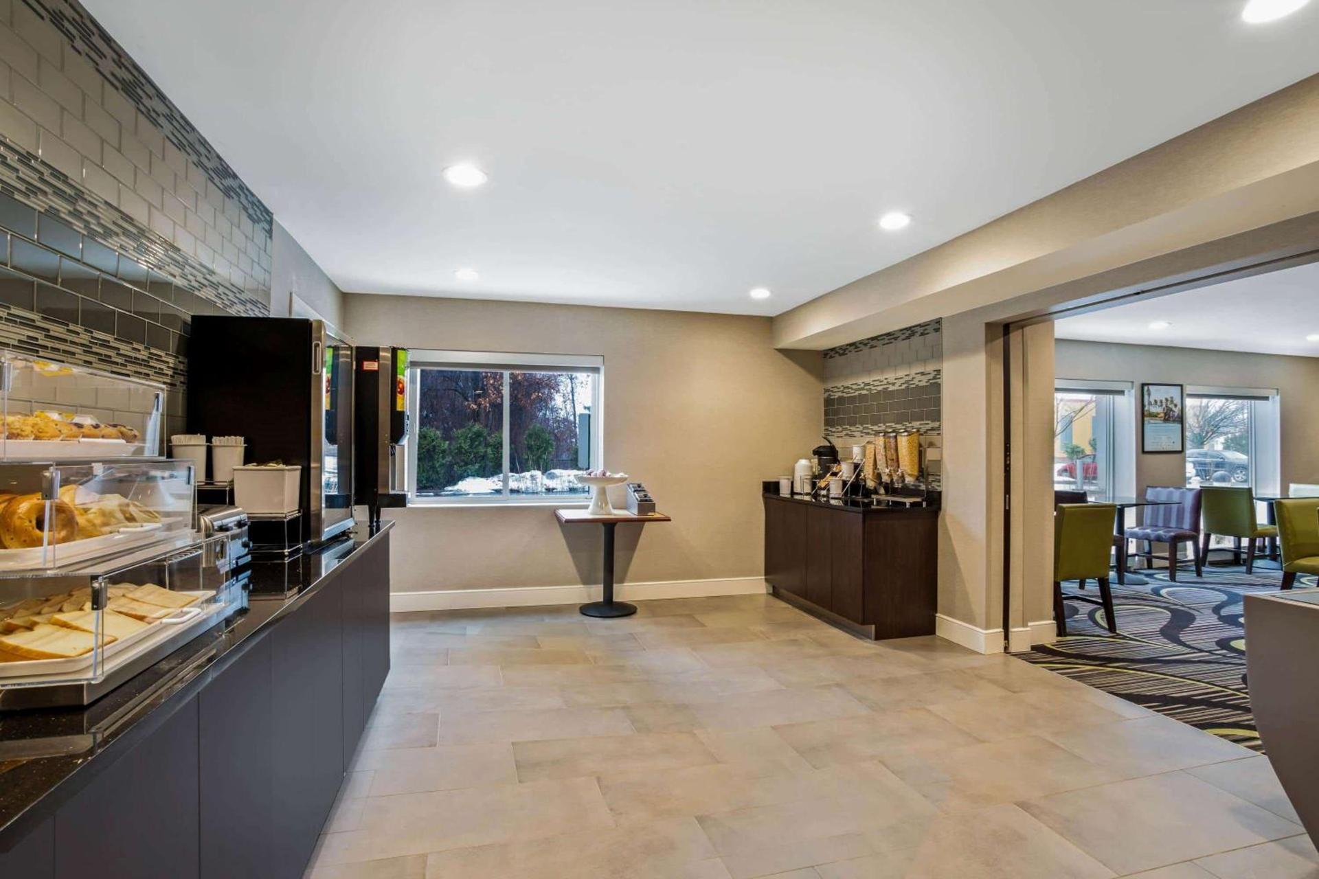 La Quinta by Wyndham Hartford Bradley Airport photo 5