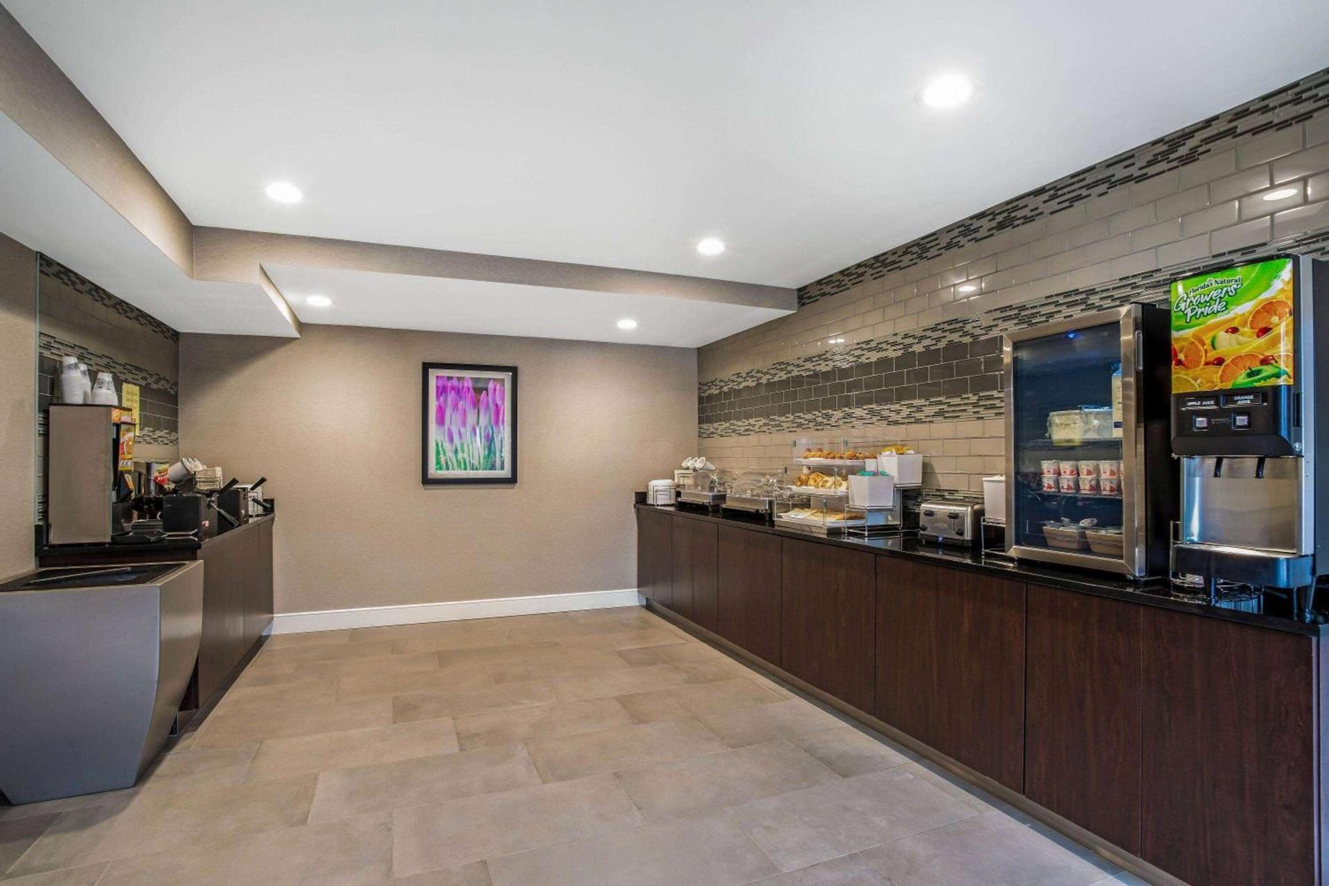 La Quinta by Wyndham Hartford Bradley Airport photo 39