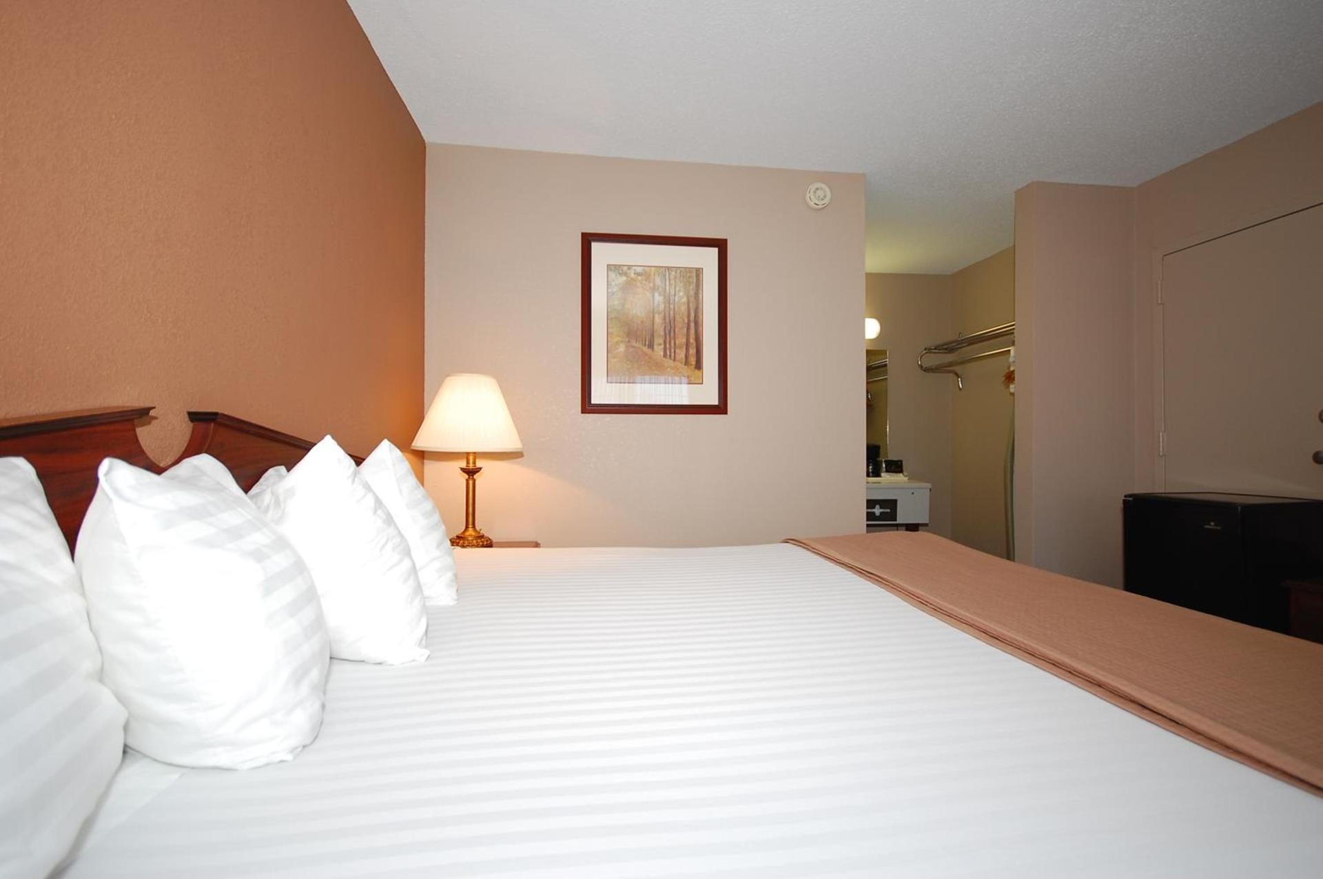 Magnuson Hotel Red Baron photo 9
