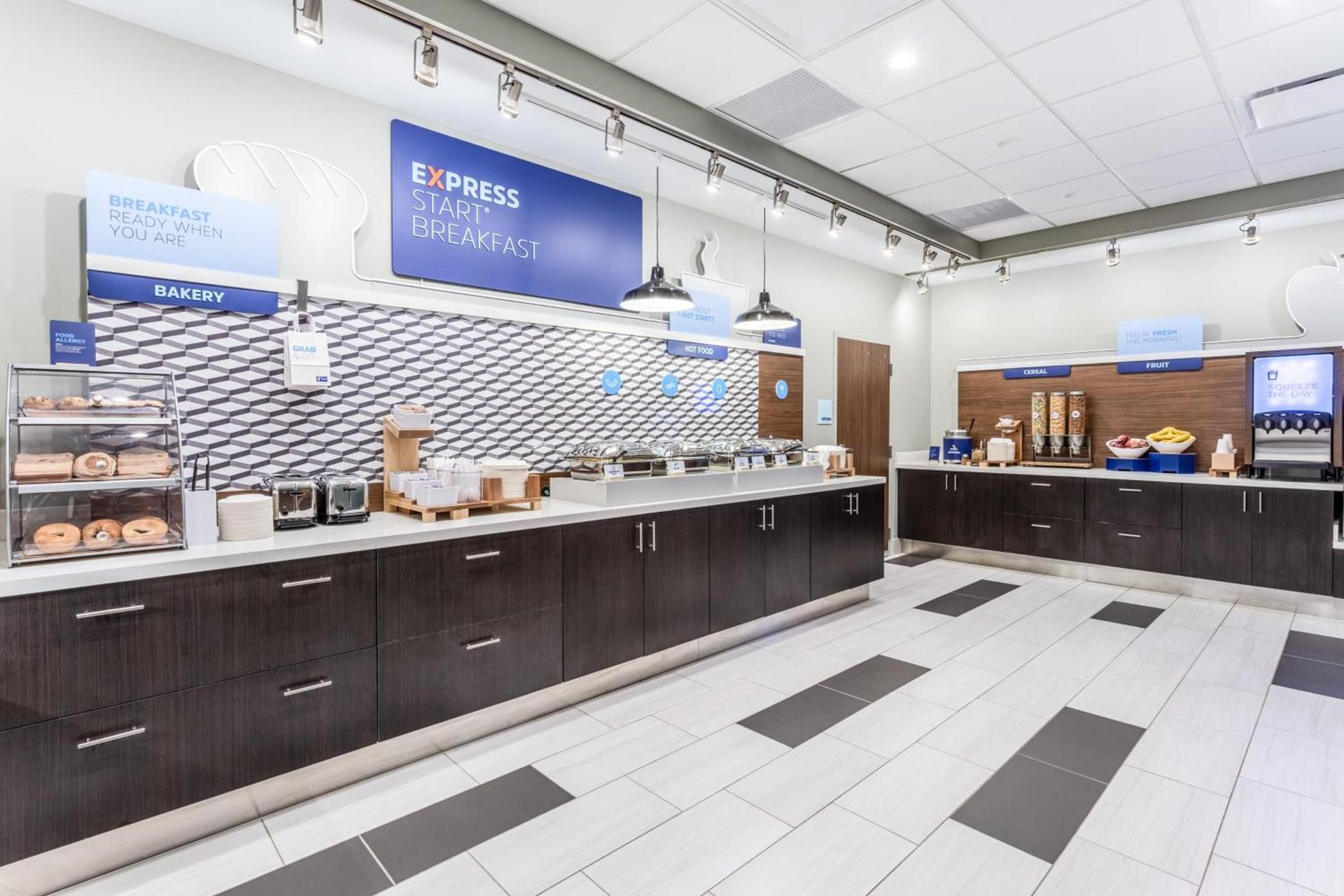 Holiday Inn Express & Suites - Springfield North by IHG photo 29