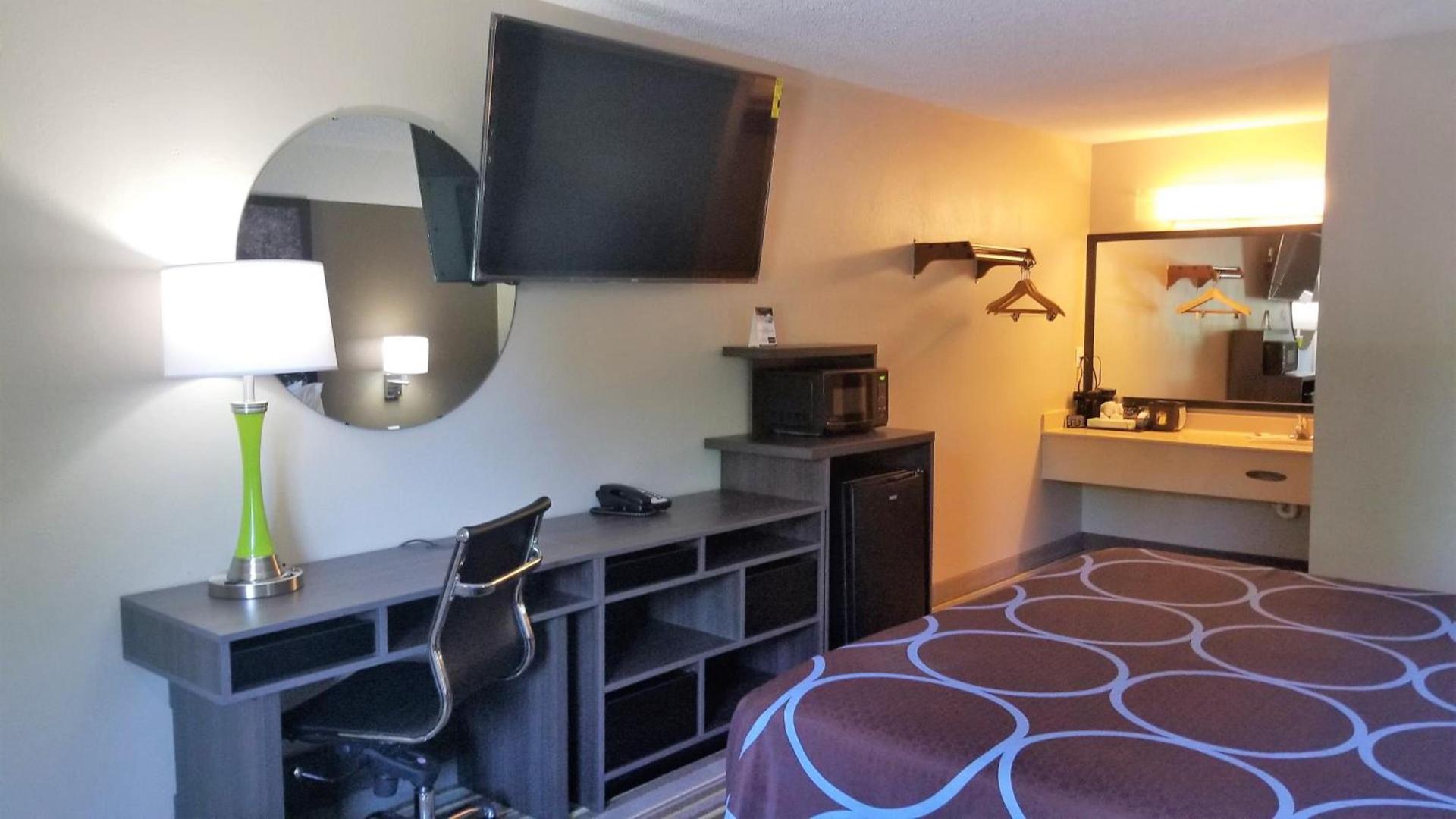 Super 8 by Wyndham Brownsburg photo 39