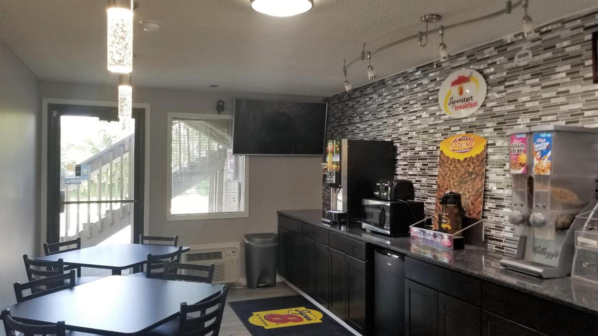 Super 8 by Wyndham Brownsburg photo 32